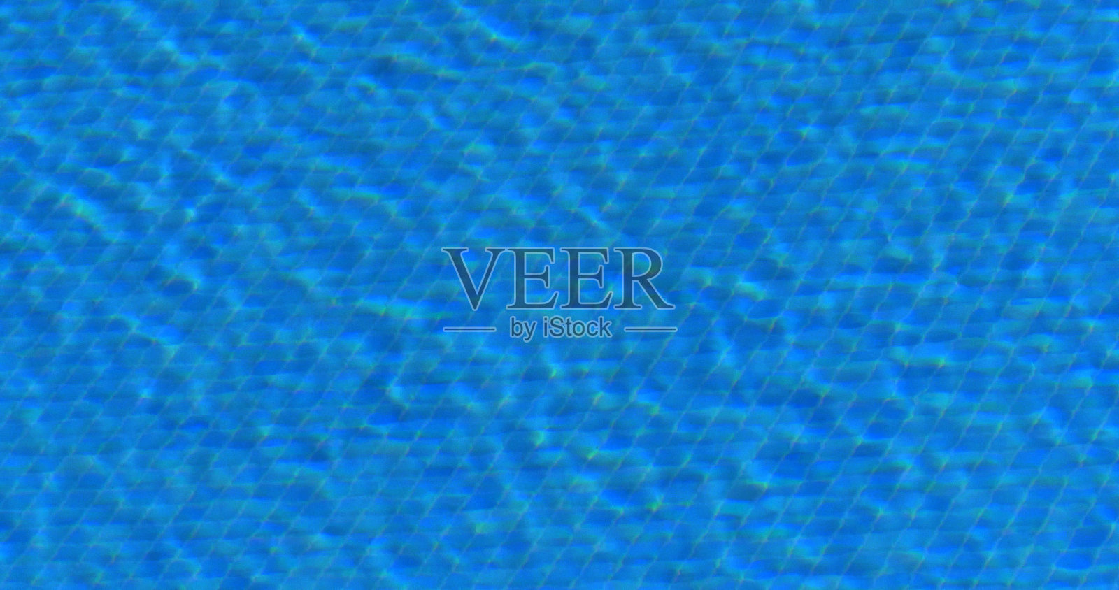 蓝色的水从室外游泳池，酒店在丰沙尔，马德拉岛葡萄牙照片摄影图片