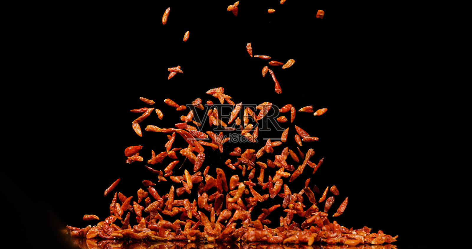 红辣椒，果椒，黑色背景下的香料照片摄影图片