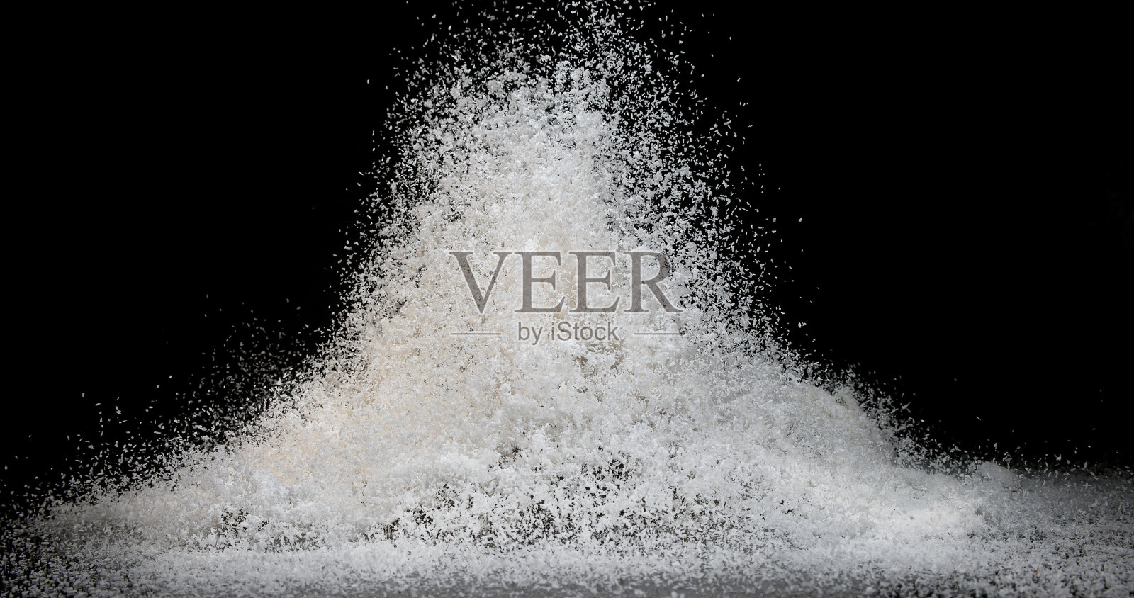 椰子，椰子，粉末落在黑色背景照片摄影图片