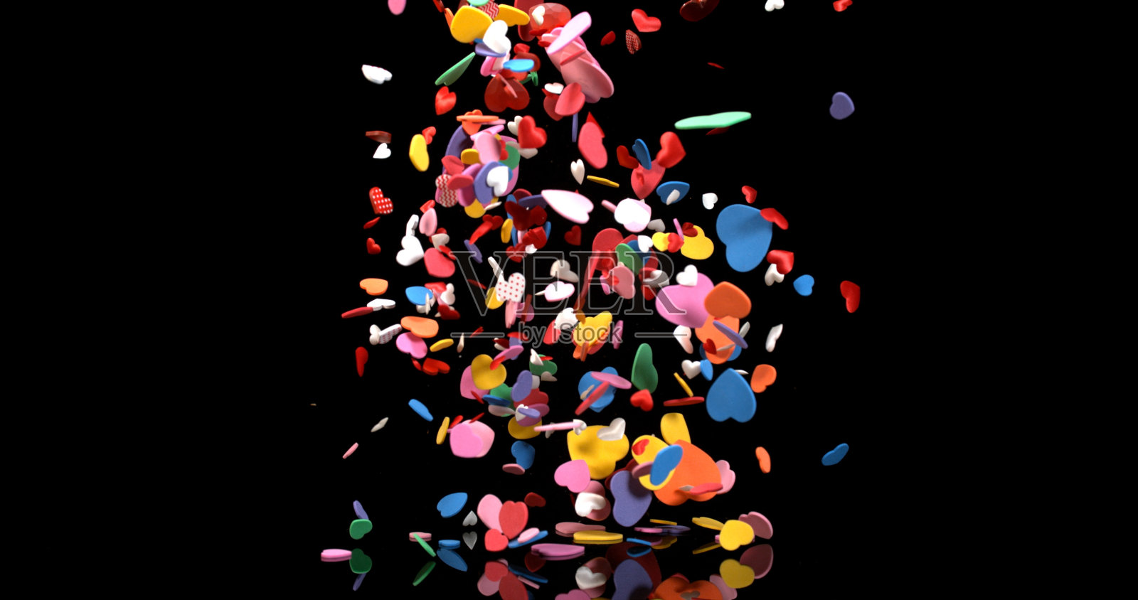 情人节派对的心在黑色背景下爆炸照片摄影图片