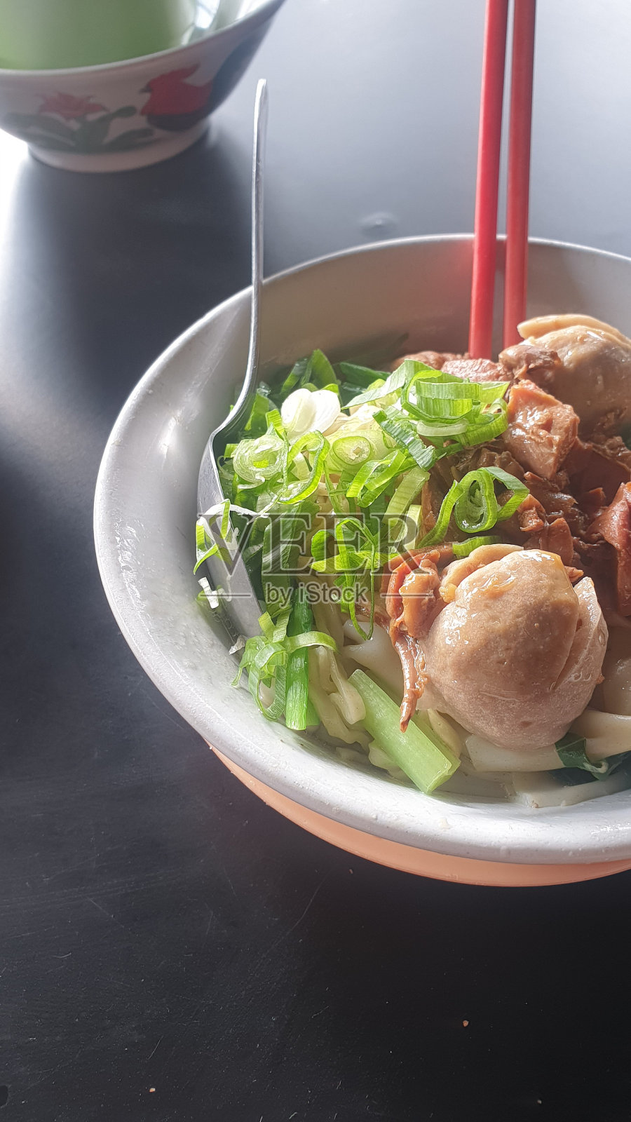 丰盛的肉类和新鲜的蔬菜照片摄影图片