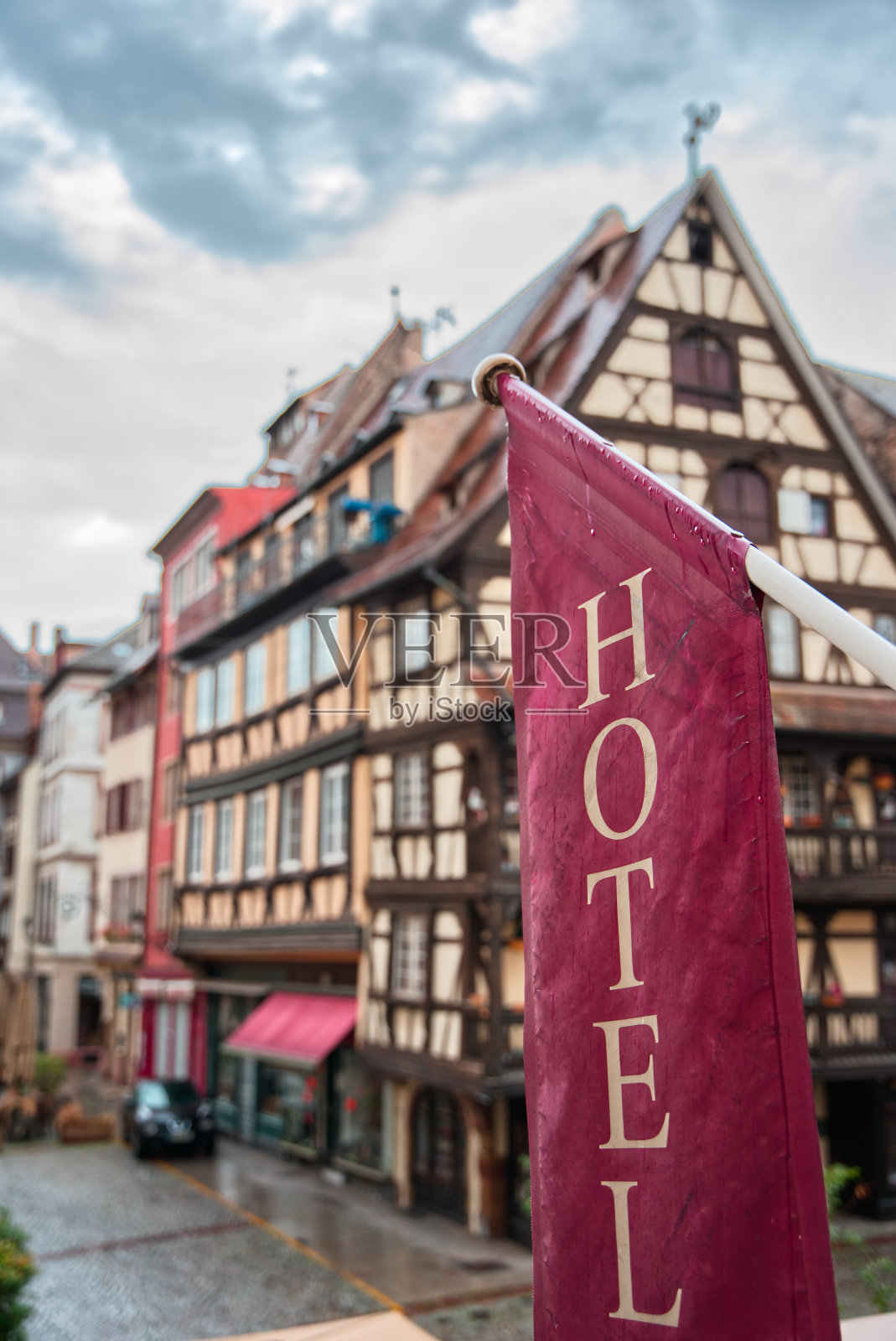 法国斯特拉斯堡，以可爱的房子为背景的酒店标志照片摄影图片