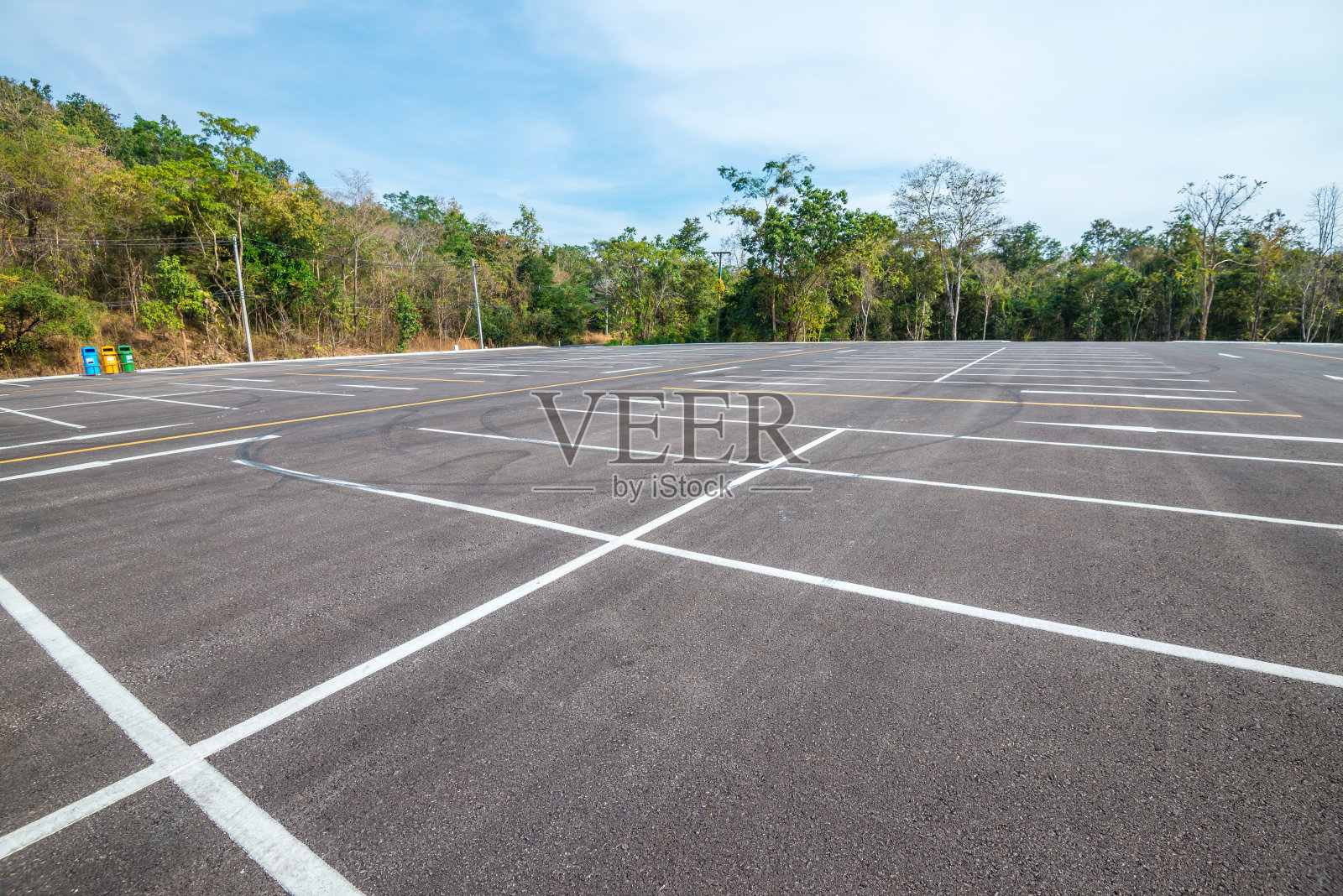 晴朗的日子，国家公园露天柏油停车场空地。照片摄影图片