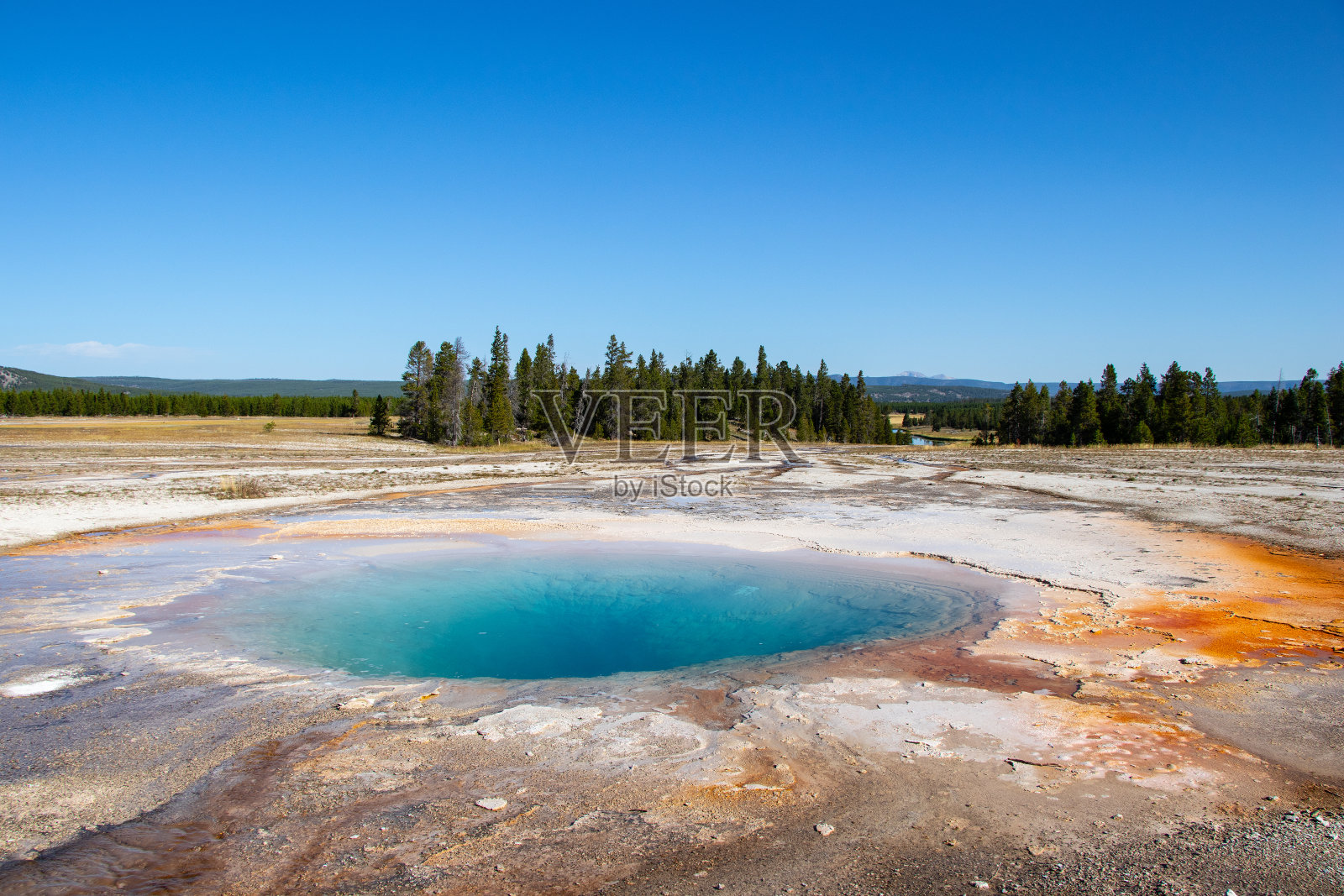 美国黄石国家公园中途间歇泉盆地的蛋白石池照片摄影图片