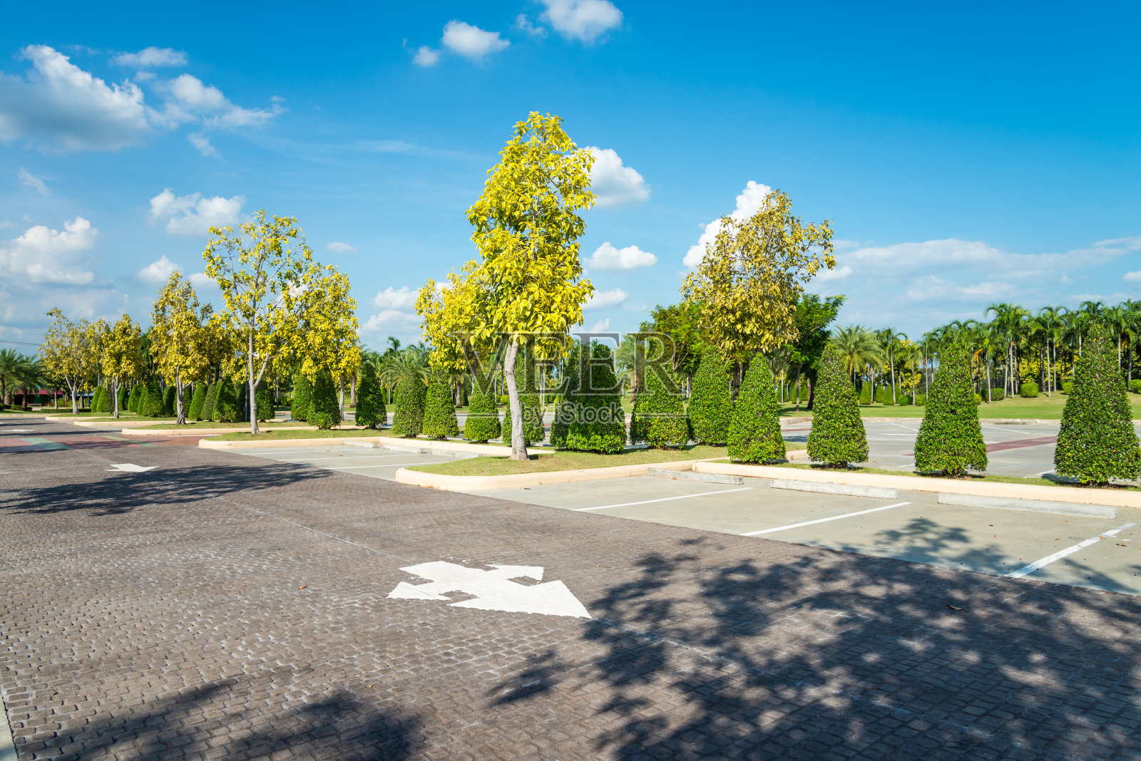 城市公园空旷的室外混凝土停车场，蓝天一片。照片摄影图片