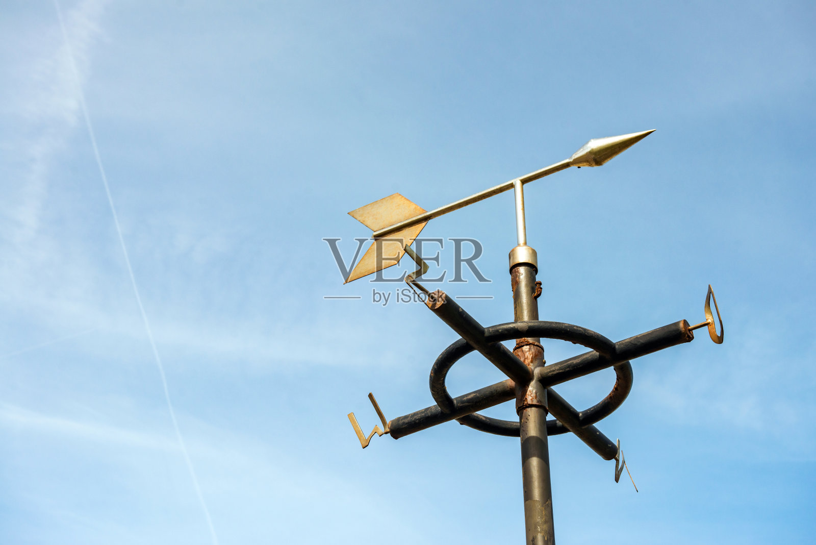 白色的风向标映衬着灿烂的蓝天照片摄影图片