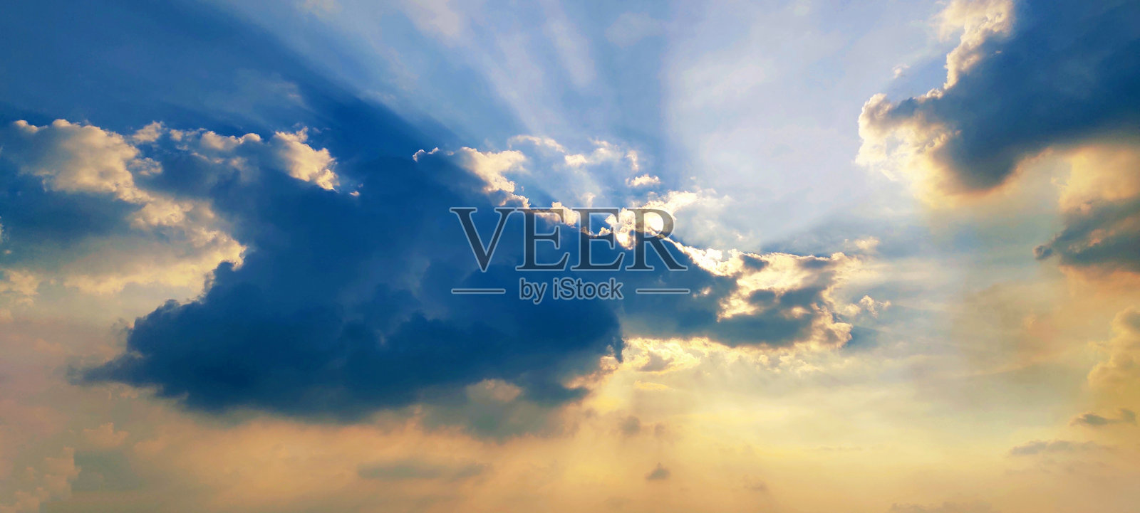 蓝色天空清晰的背景与云后面的太阳照片摄影图片