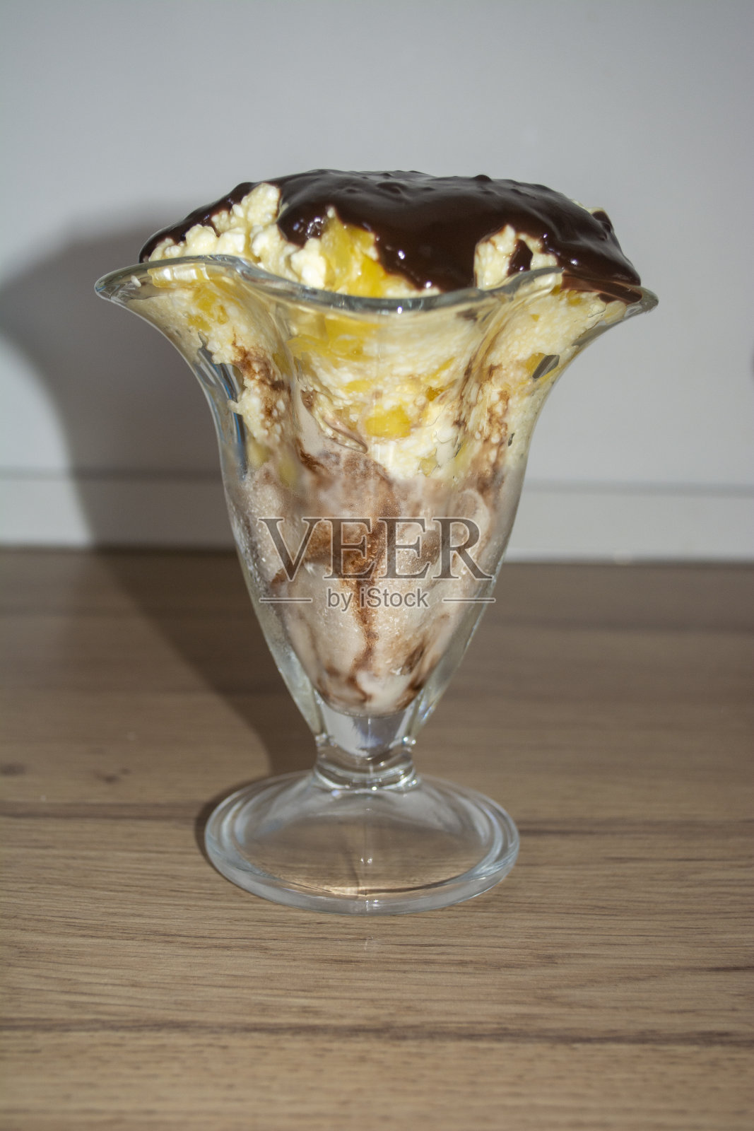 奶油甜点配冰淇淋香蕉和巧克力照片摄影图片