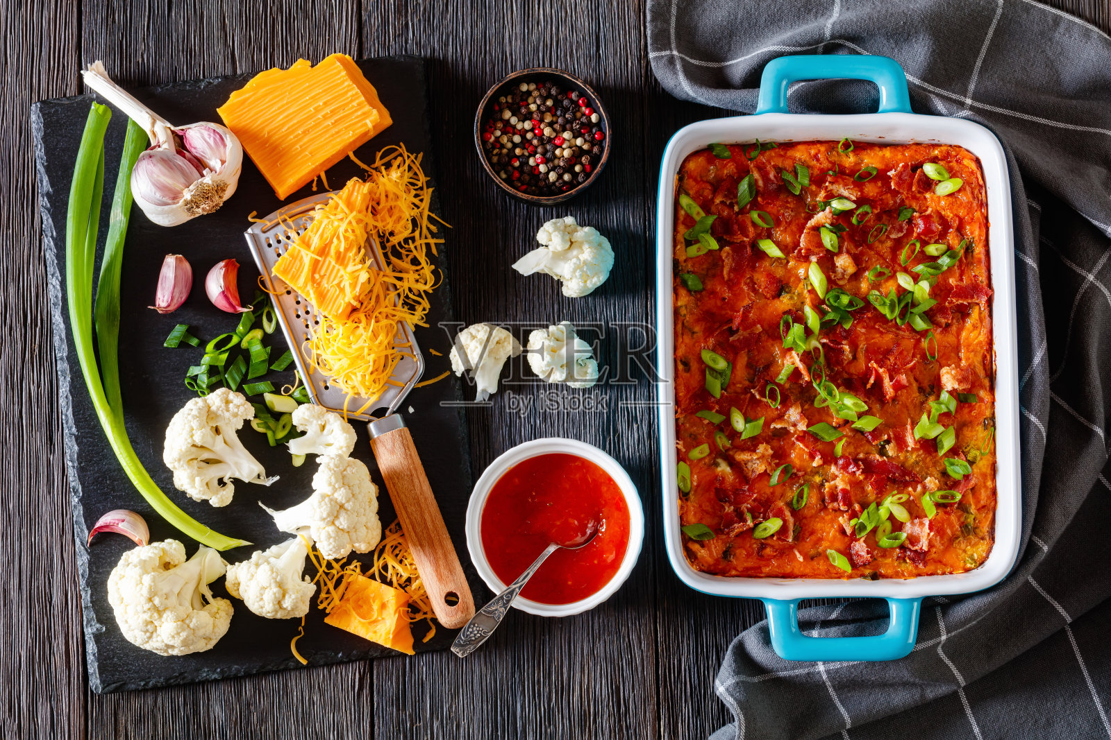 米饭花椰菜烤早餐，俯视图照片摄影图片