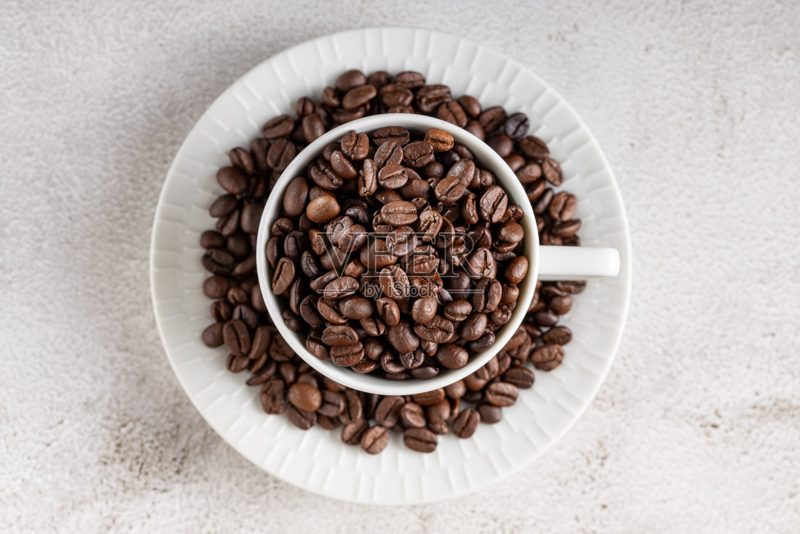 咖啡杯里的咖啡豆。照片摄影图片