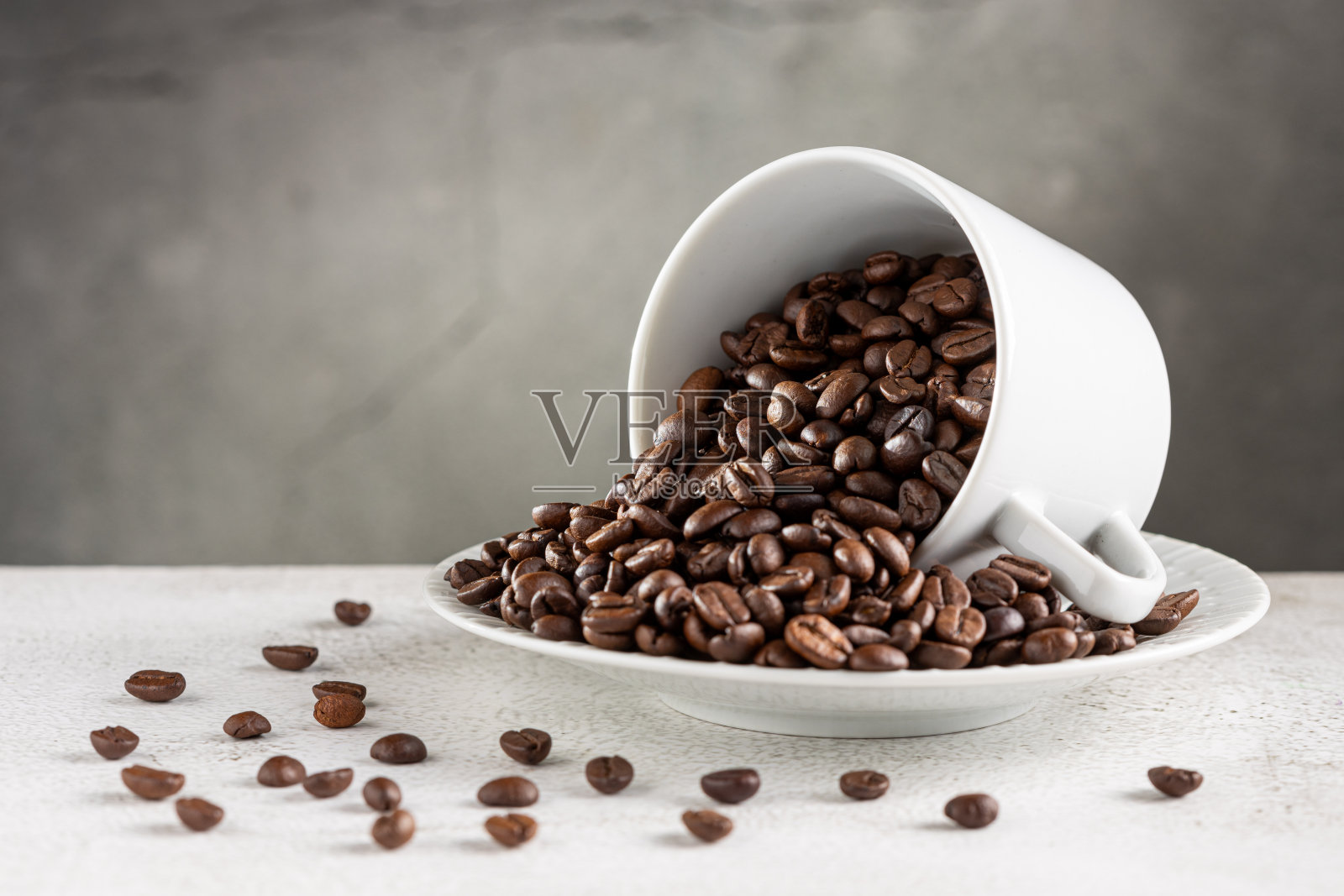 咖啡杯里的咖啡豆。照片摄影图片