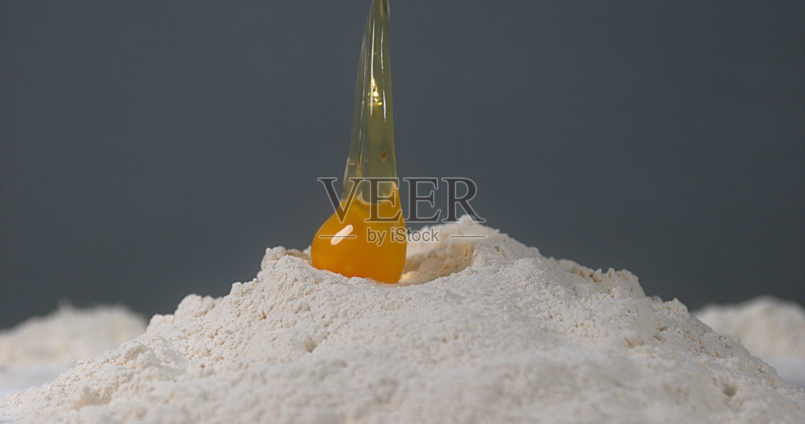 鸡蛋掉在面粉上照片摄影图片