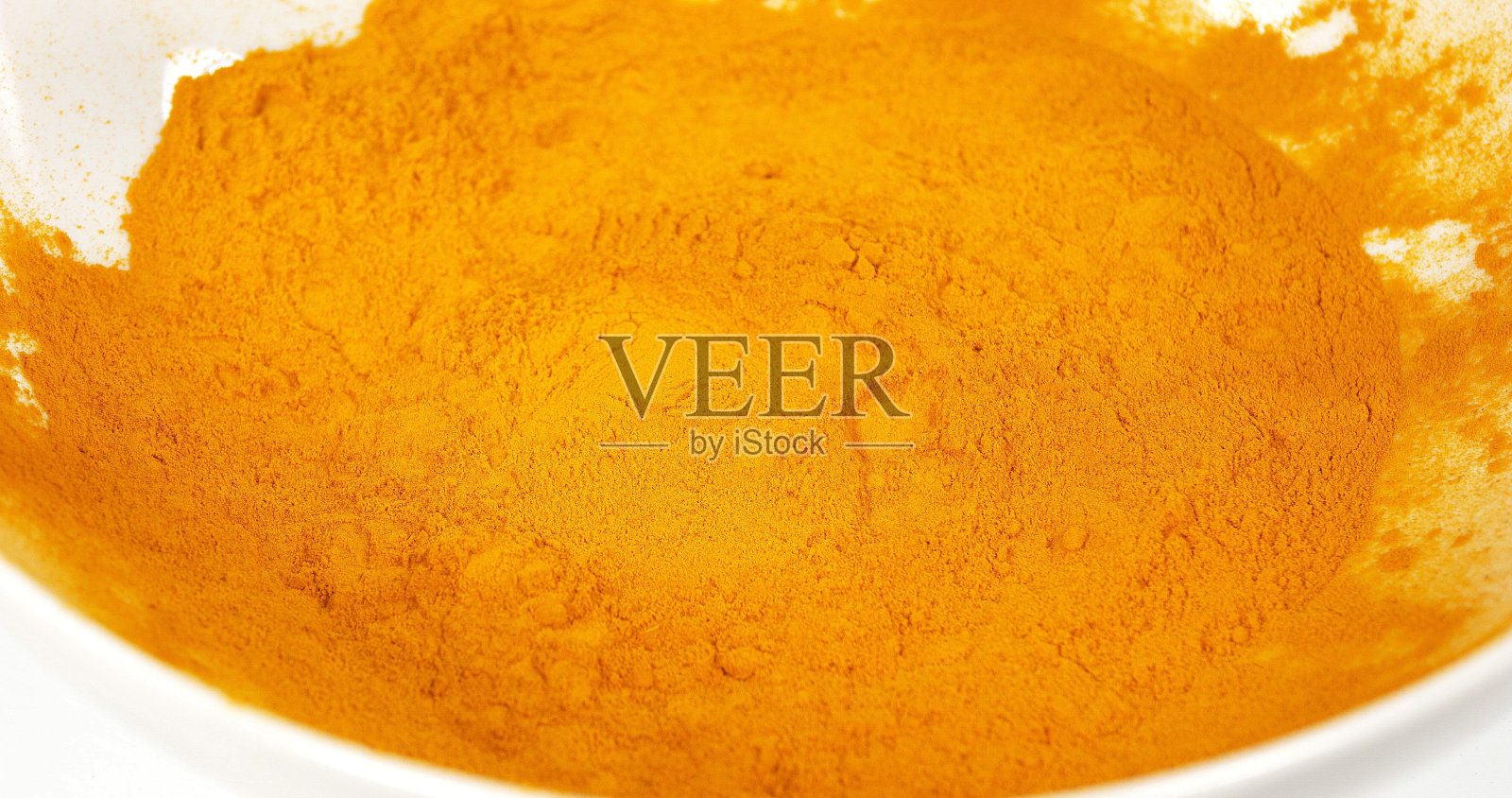 姜黄，姜黄，粉末落在白色的背景，印度香料照片摄影图片