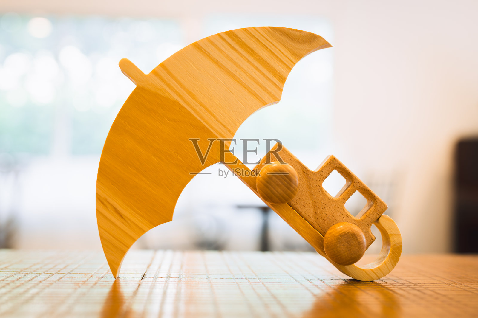 汽车标志和雨伞。概念符号为购买新车，车辆汽车维修服务保养。照片摄影图片