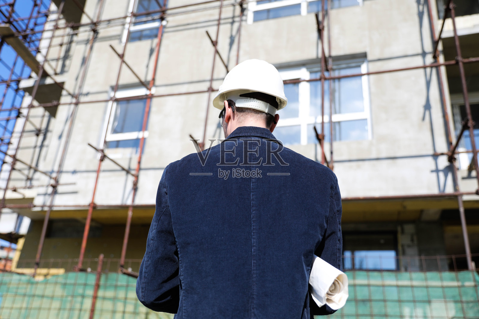 戴着工人头盔的工程师的后视图照片摄影图片