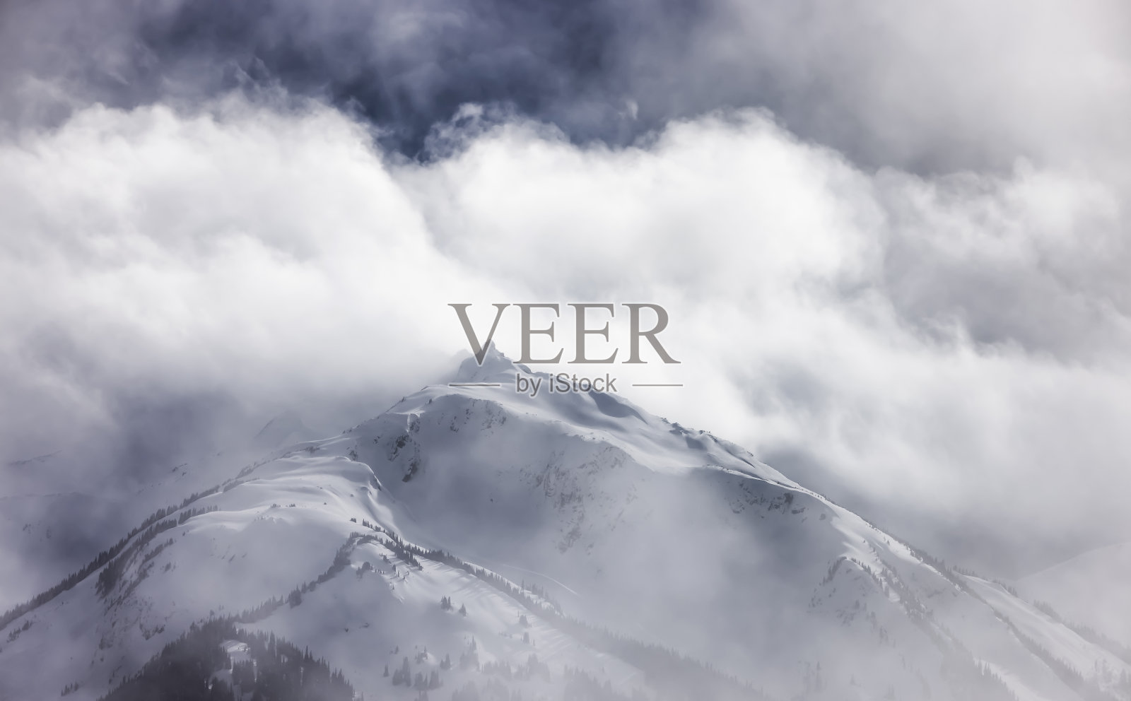 加拿大自然山景背景中的冰雪云雾照片摄影图片