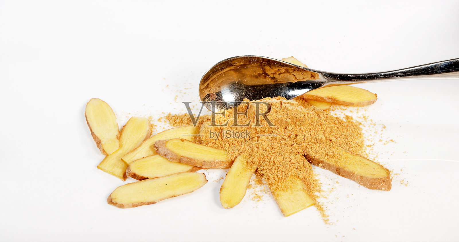 姜，生姜，根和粉末对白色背景照片摄影图片