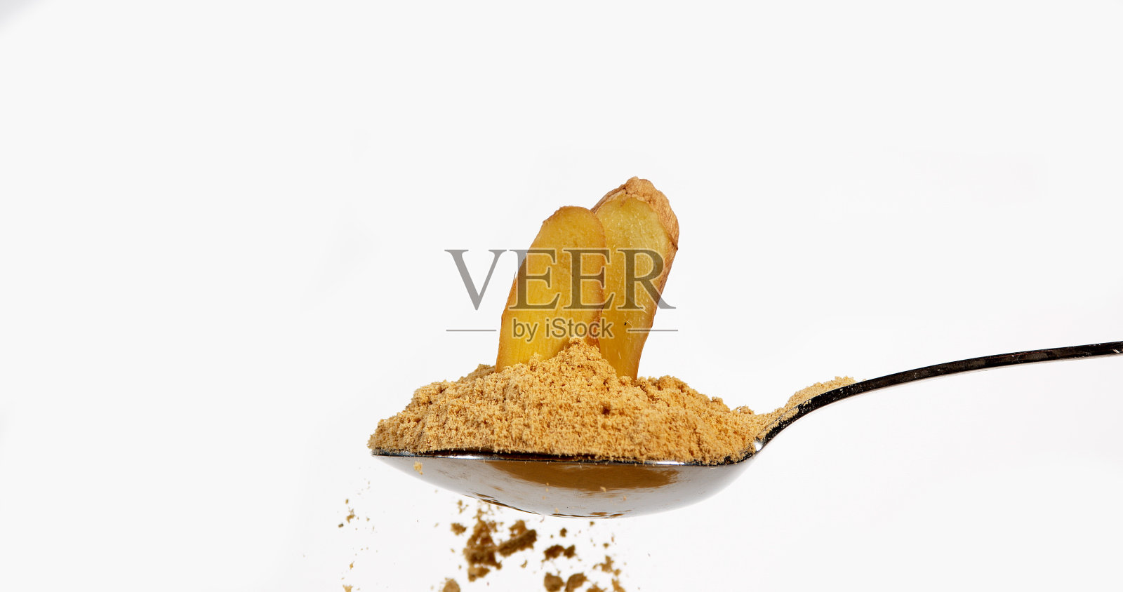 姜，生姜，根和粉末对白色背景照片摄影图片