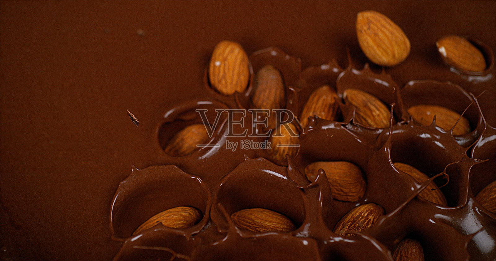 杏仁落在牛奶巧克力里照片摄影图片