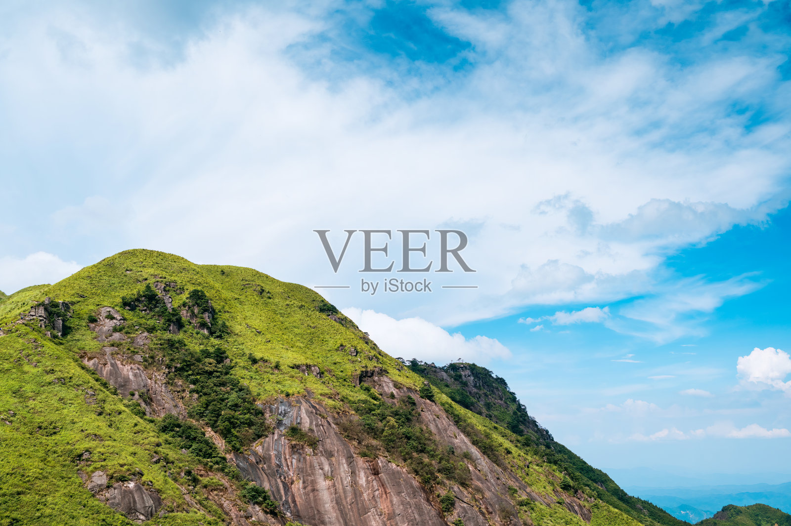 蓝天白云下的山坡照片摄影图片