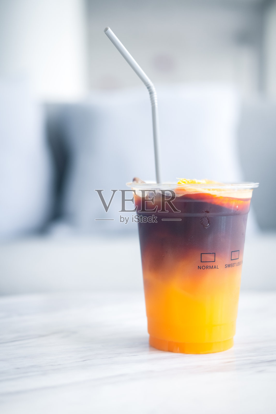 冰咖啡混合橙汁，两种色调的层次感照片摄影图片