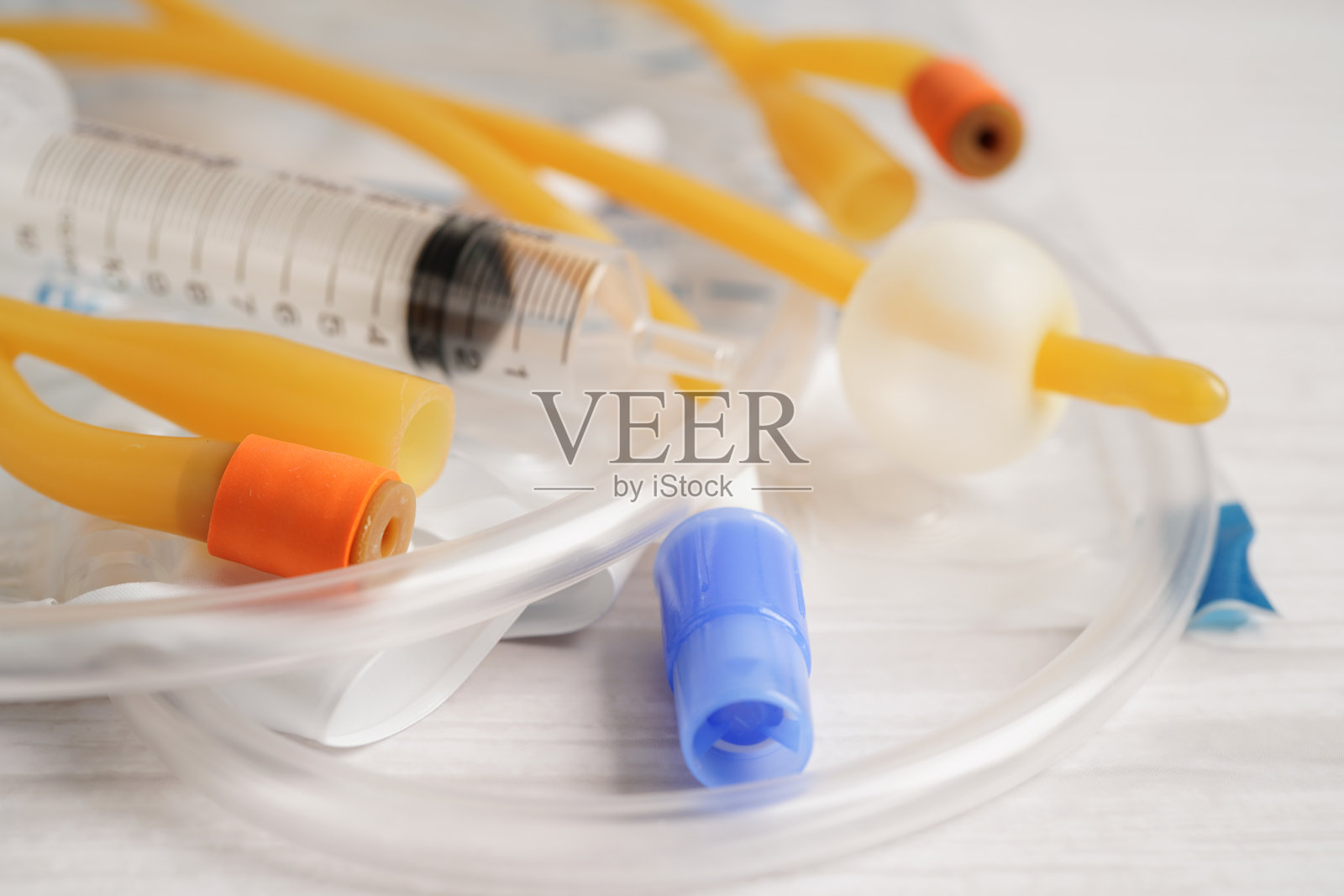 Foley导尿管和尿引流袋收集残障或住院病人的尿液。照片摄影图片