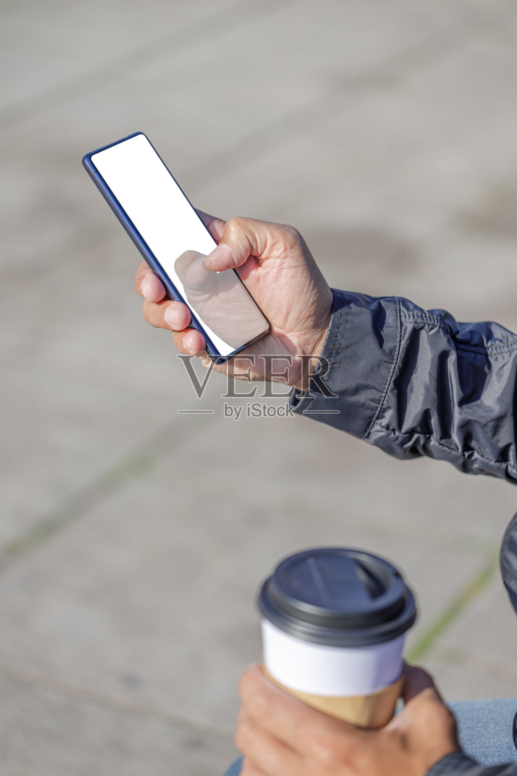 一个拉丁人拿着空白屏幕的手机的手的细节。照片摄影图片