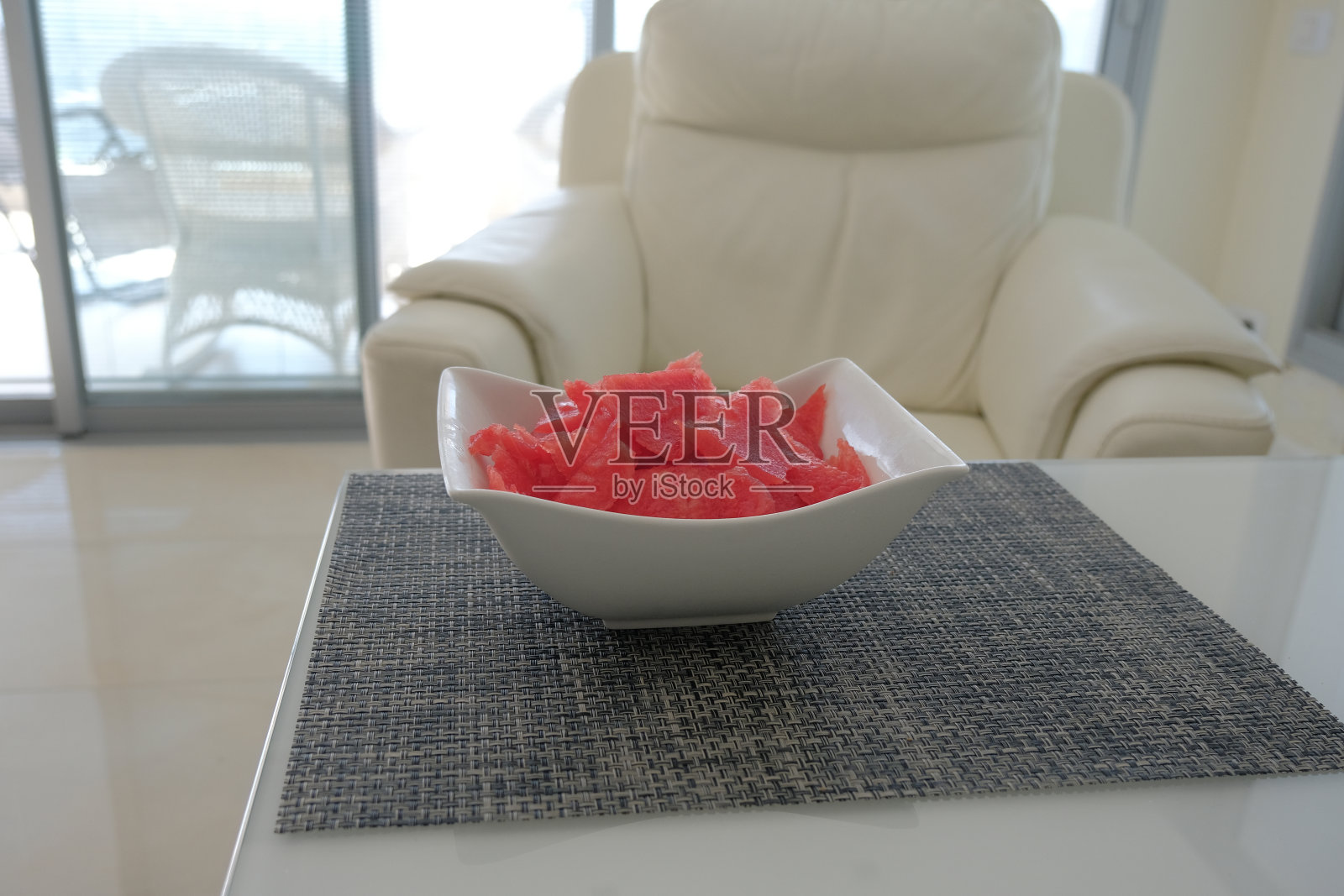 白色背景上的成熟红色西瓜照片摄影图片