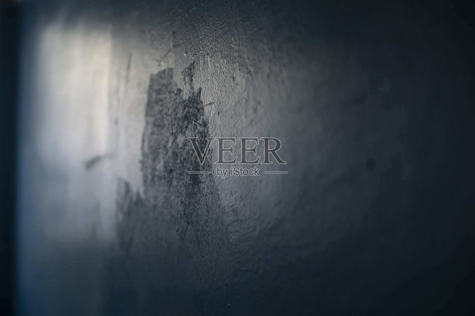 墙上的灯。墙的表面。蓝色油漆。照片摄影图片