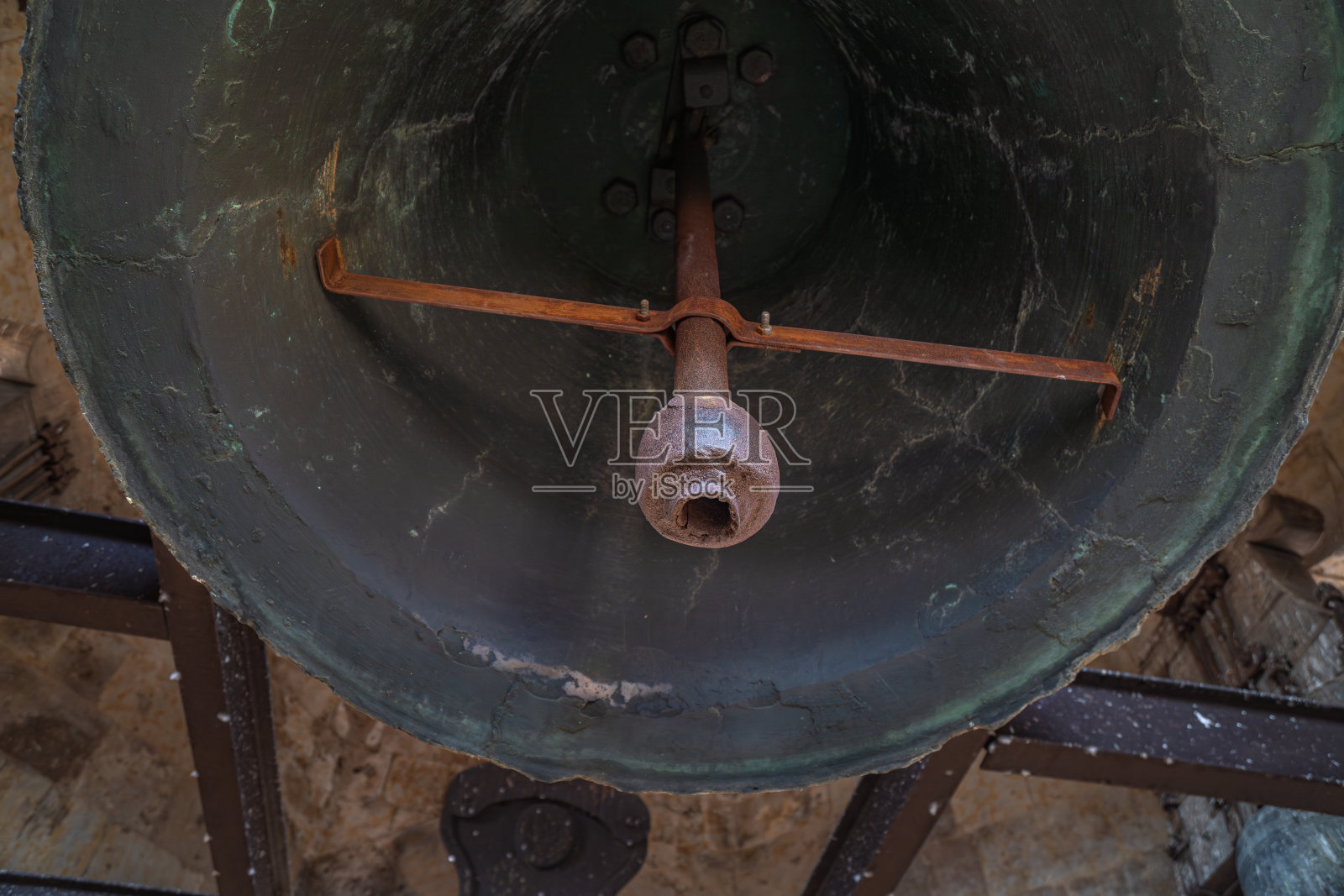 萨拉曼卡的克莱蕾西亚教堂，从下面看一个修复的古代青铜钟，它的绿色色调有些破裂。照片摄影图片