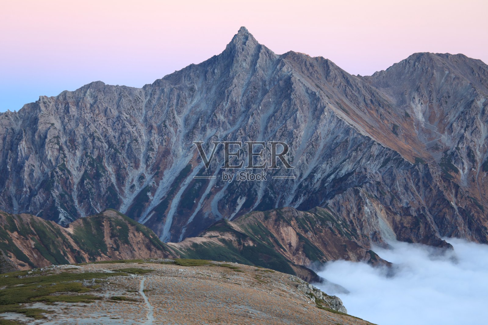 从Sugoroku山看到的日本北阿尔卑斯山的Yari山照片摄影图片