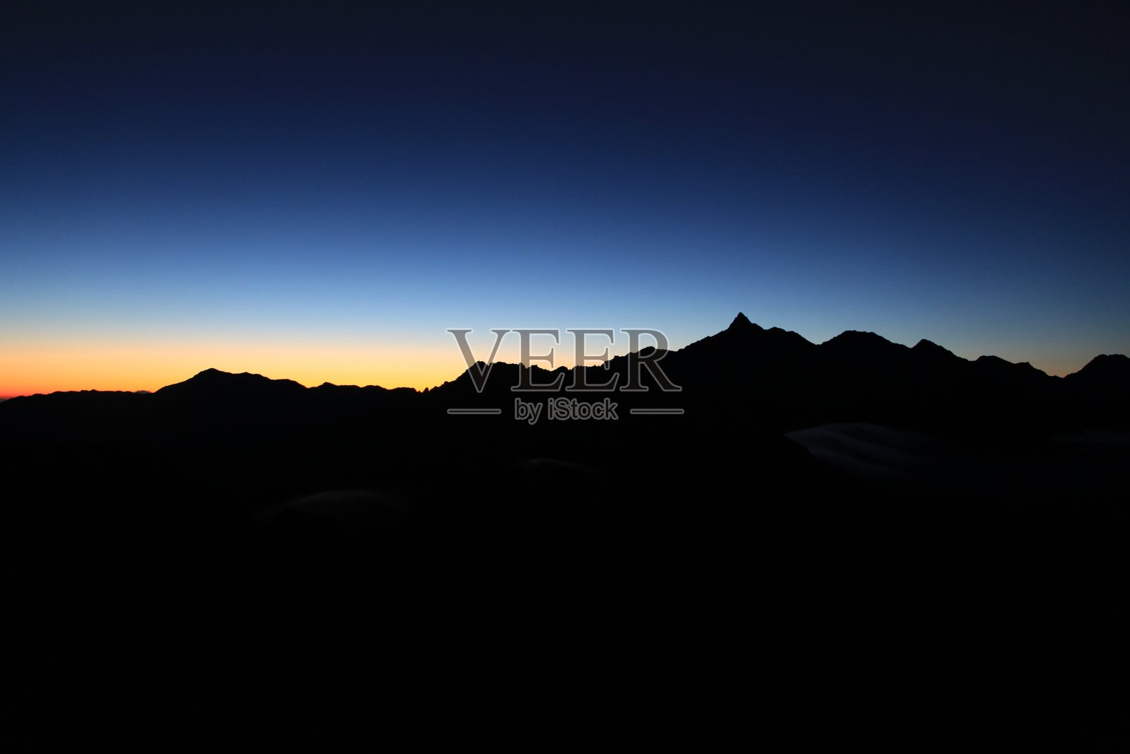 日本黎明时分的北阿尔卑斯山的亚里山照片摄影图片