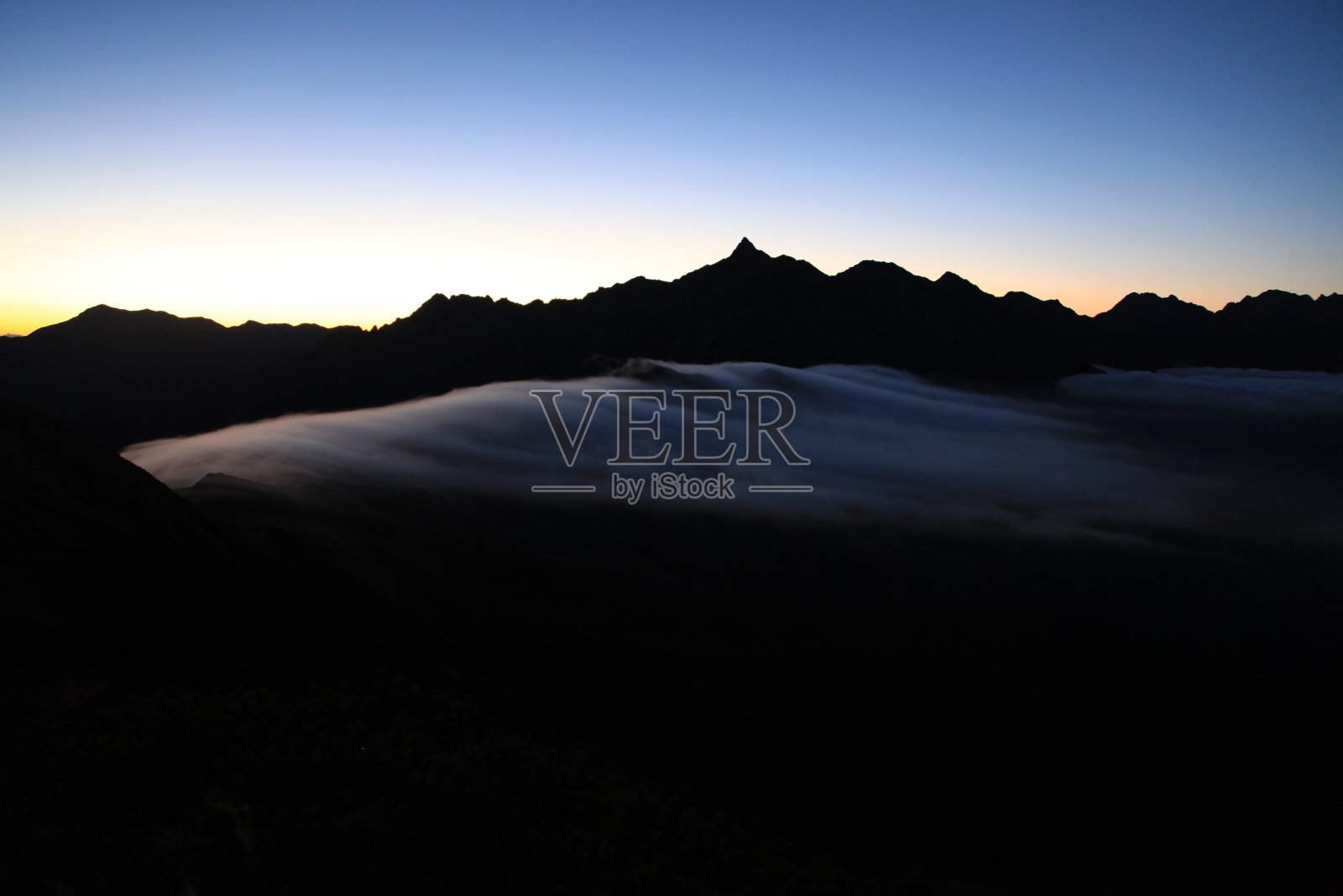 日本黎明时分的北阿尔卑斯山的亚里山照片摄影图片