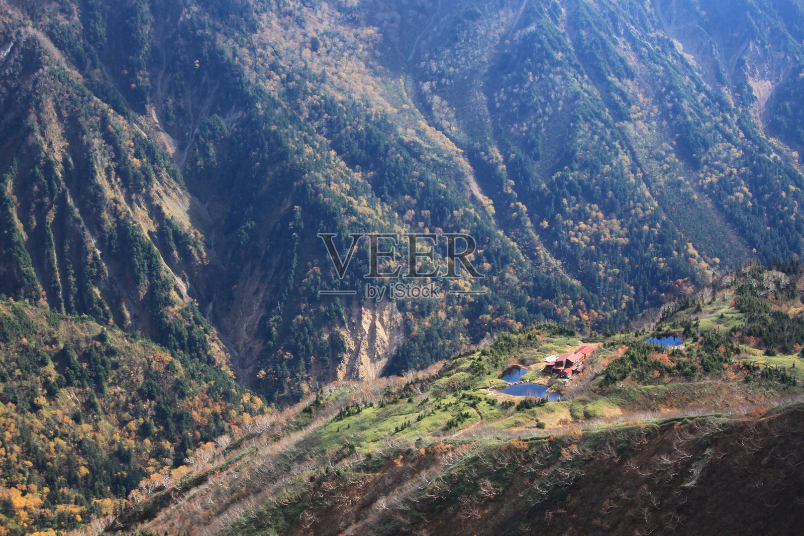 鹿神原山，位于日本阿尔卑斯山北部的一座山间小屋照片摄影图片