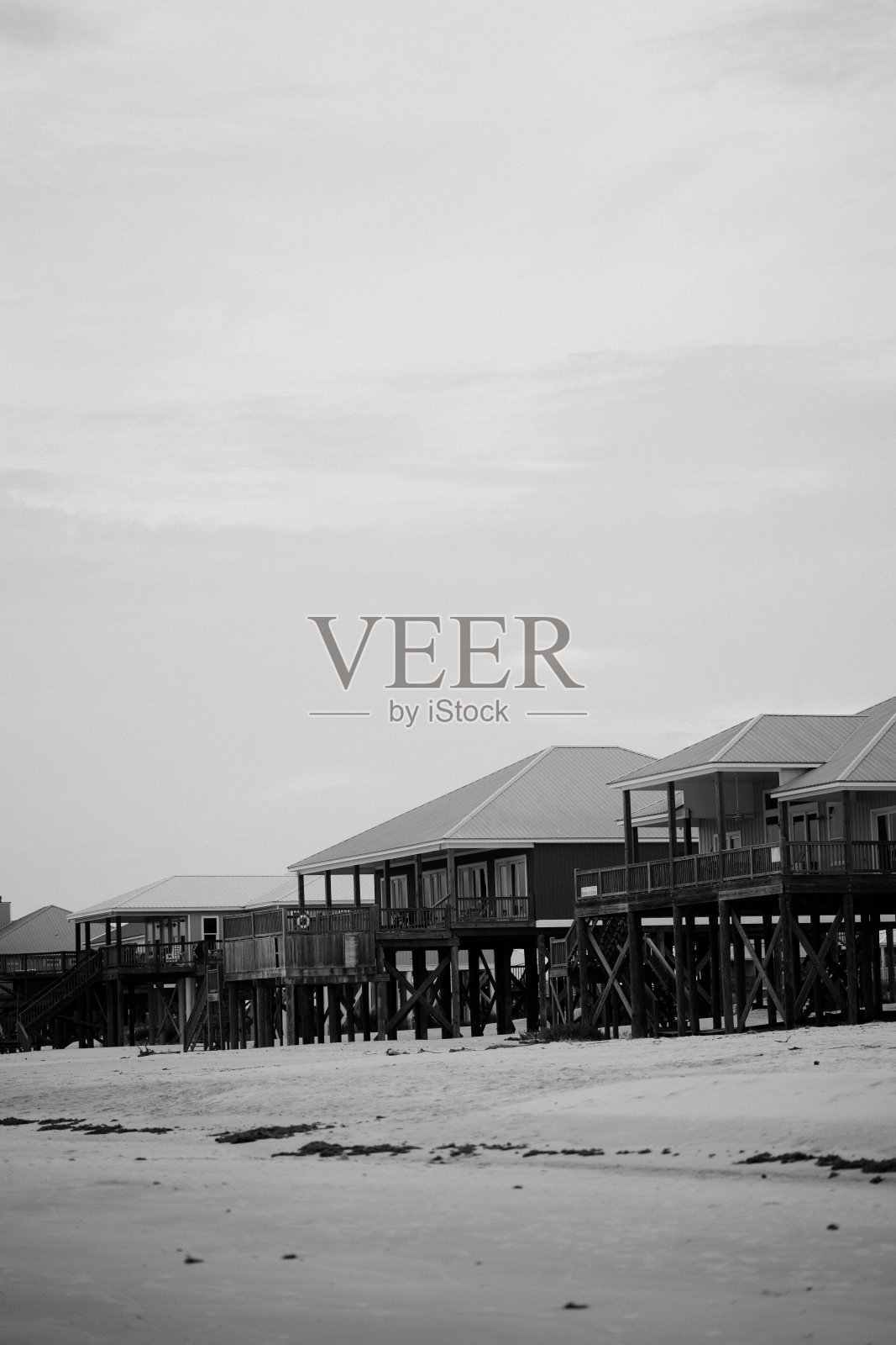 黑白电影中的海滨别墅照片摄影图片