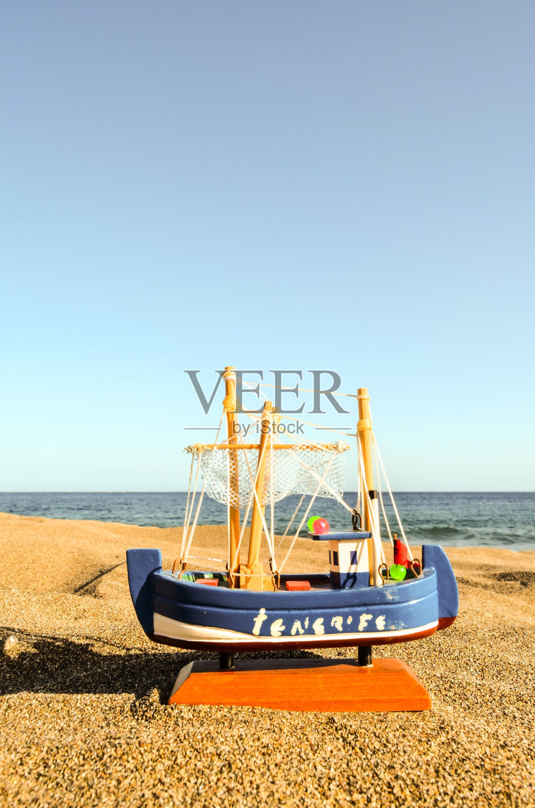 沙滩上的玩具船照片摄影图片