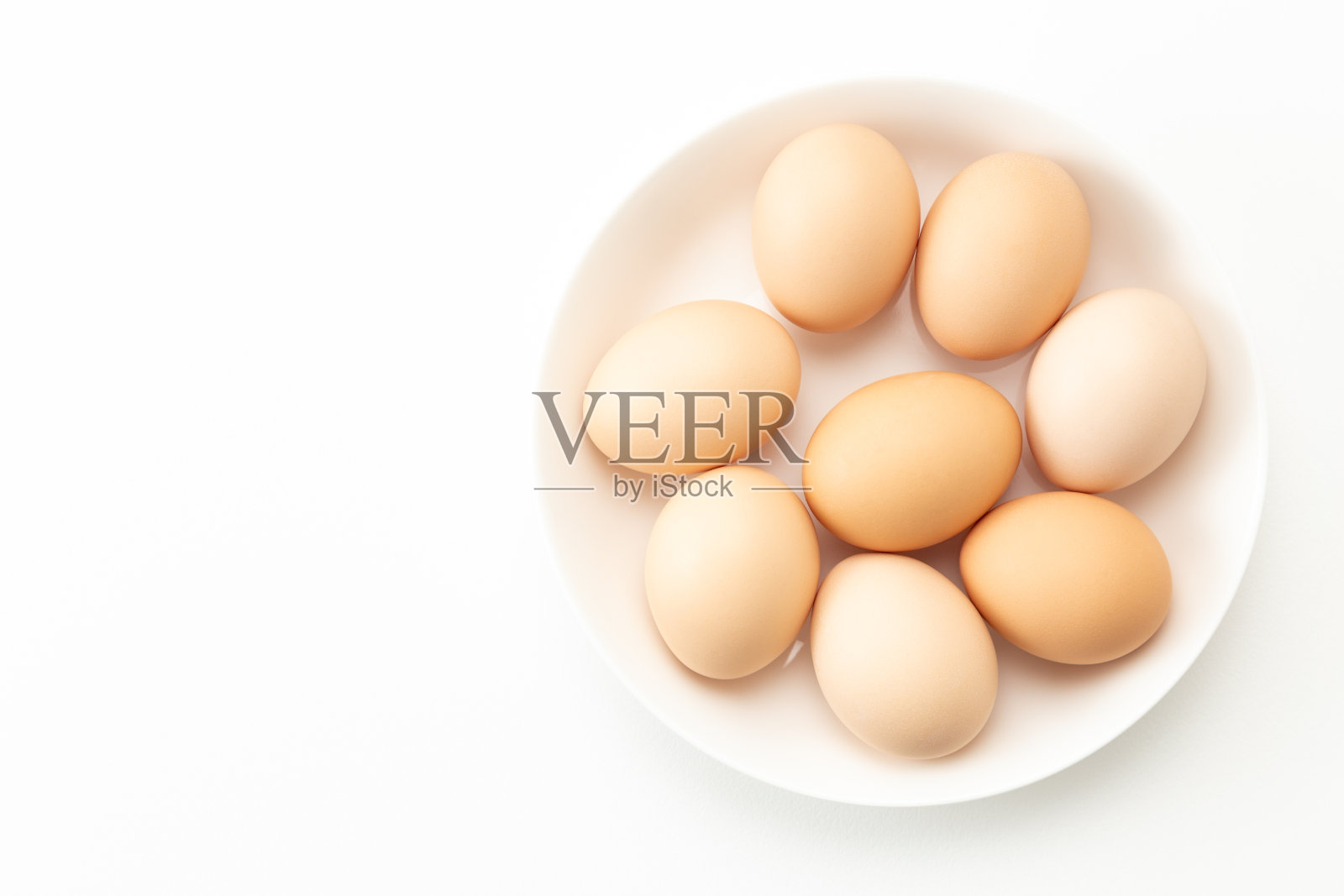 盘子里的鸡蛋。照片摄影图片