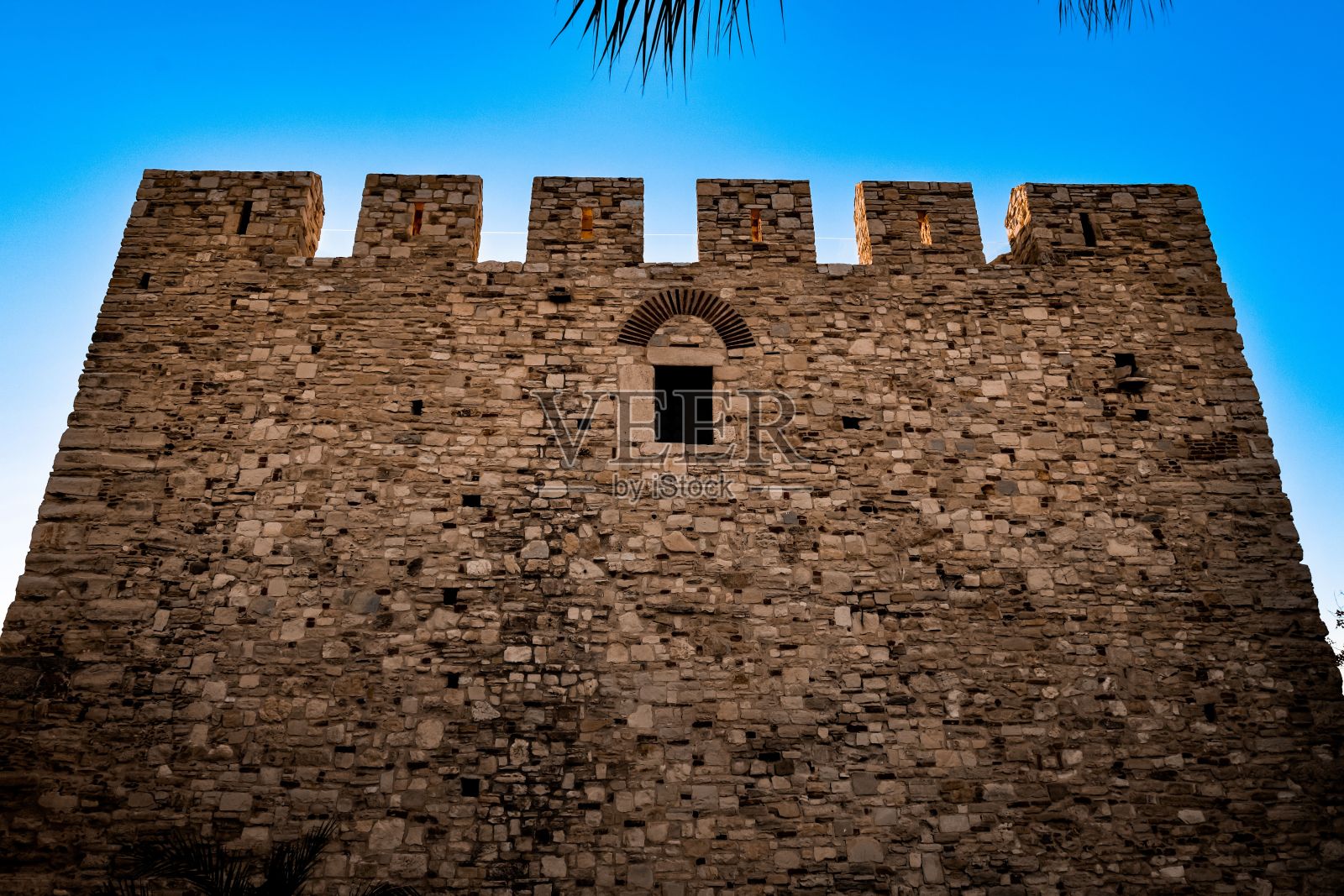 在一个阳光明媚的日子里，土耳其库萨达斯的古弗钦城堡的低角度照片摄影图片