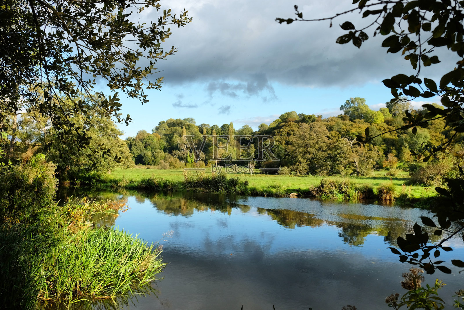 秋天，萨里郡戈达明的韦河上的夕阳照片摄影图片