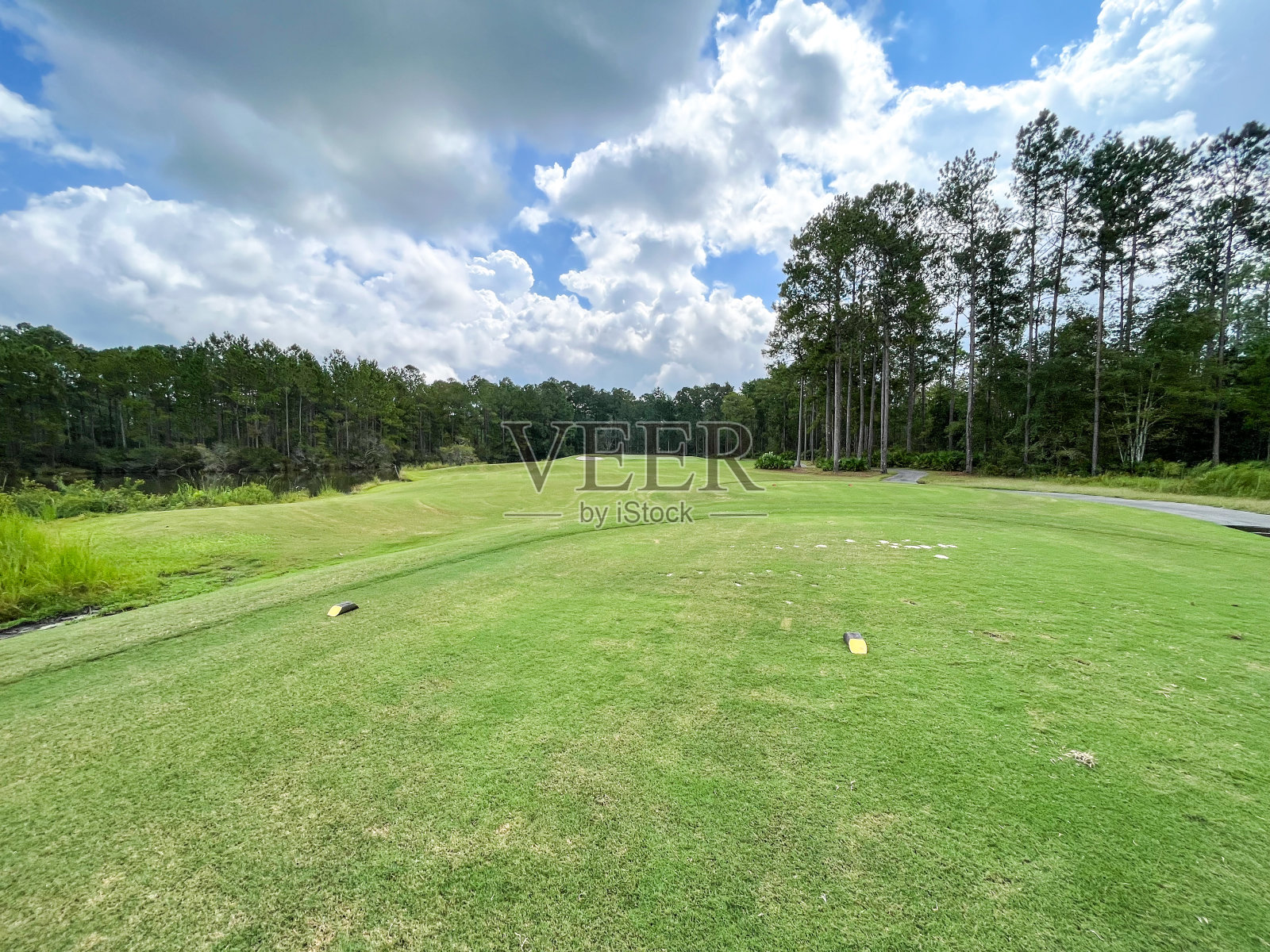 从三杆高尔夫洞的发球台观看照片摄影图片