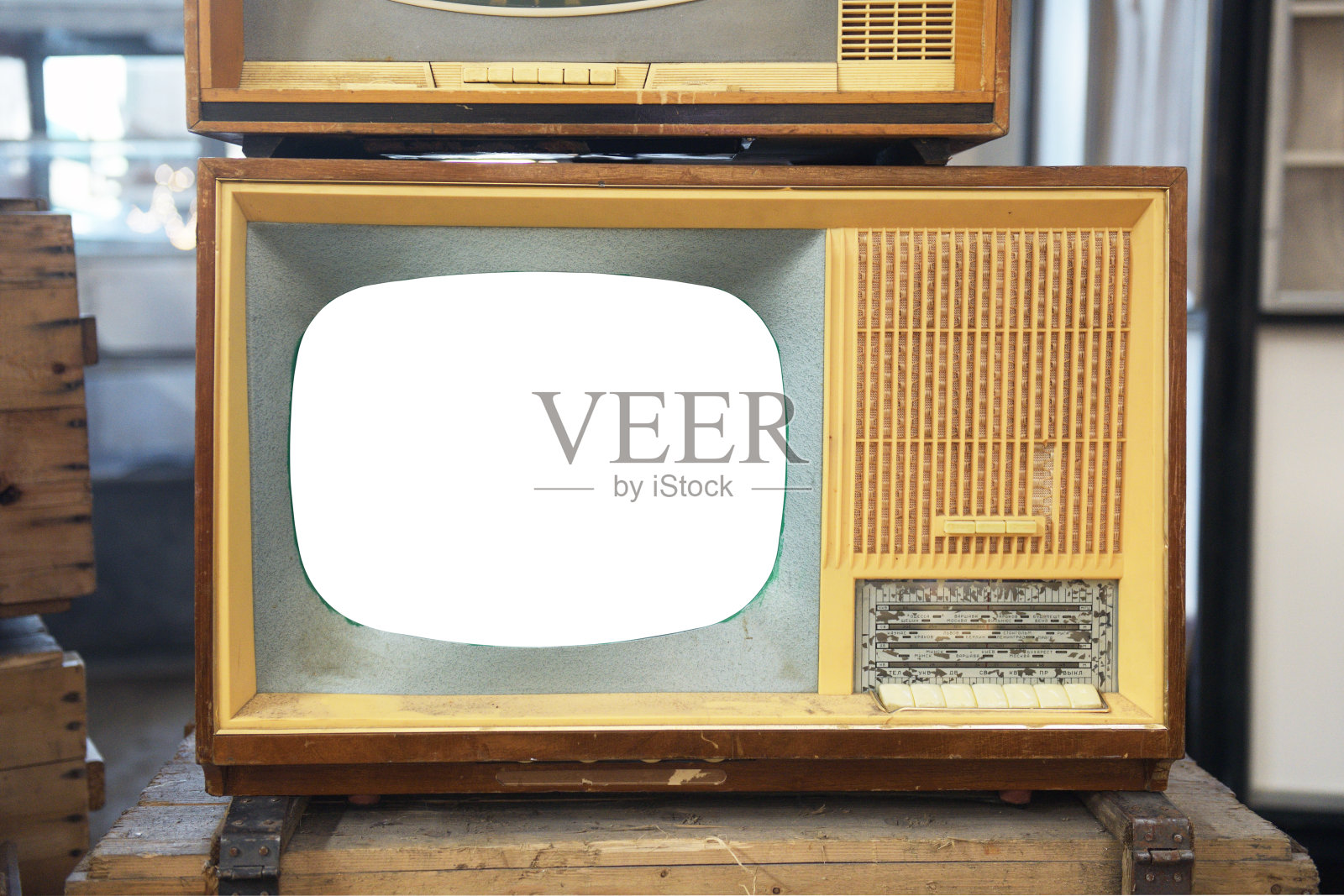 床头柜上有一台白色屏幕的旧电视。复古科技概念。照片摄影图片