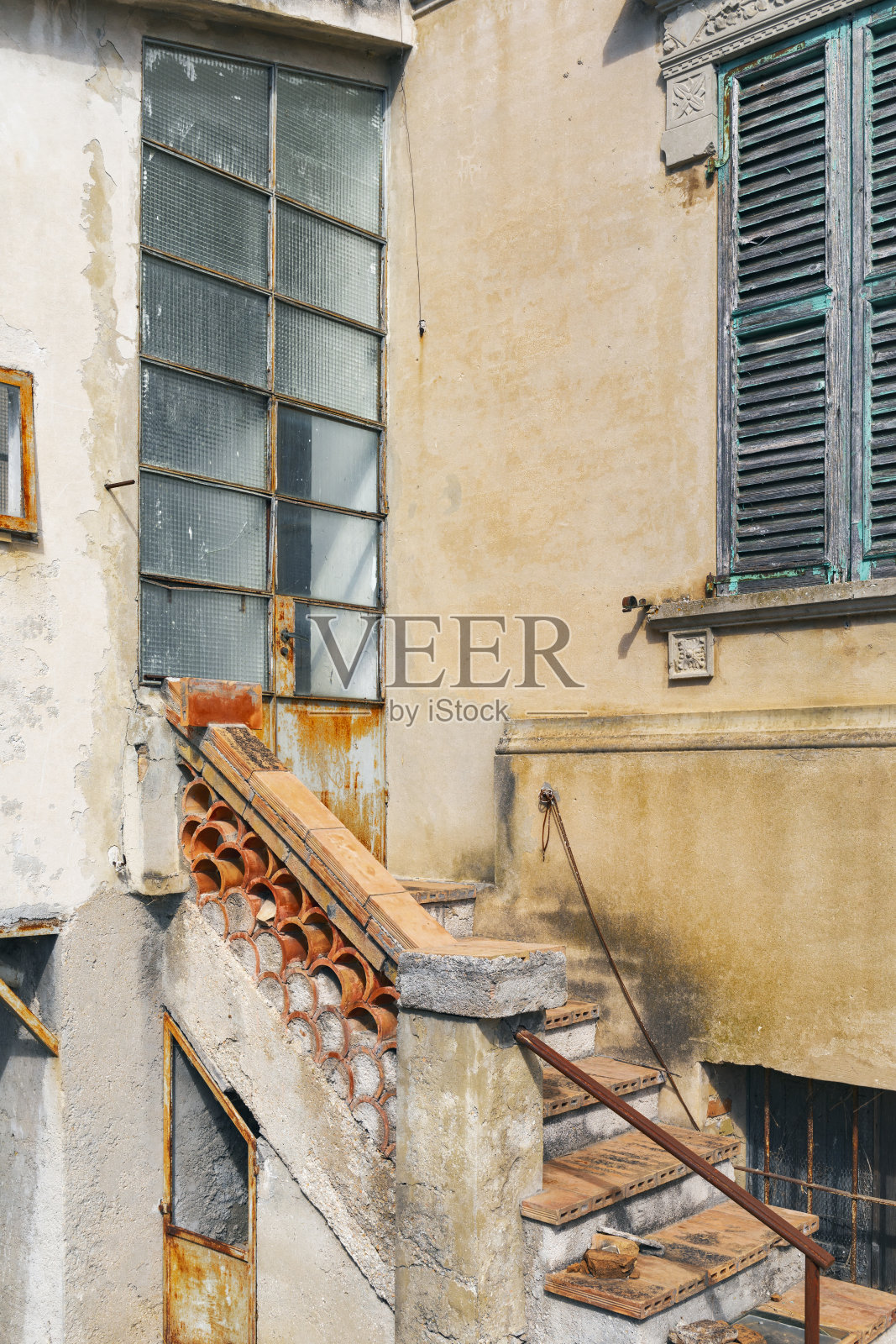 老房子服务入口的楼梯照片摄影图片