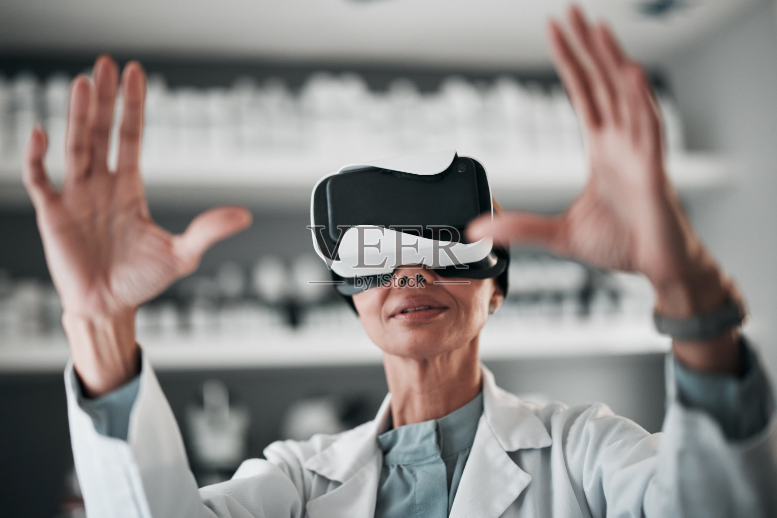 虚拟现实眼镜，女性和医学研究，数据和科学家增强现实。戴着VR眼镜的人、研究人员和医生，在实验室里体验未来或医疗保健的虚拟世界照片摄影图片