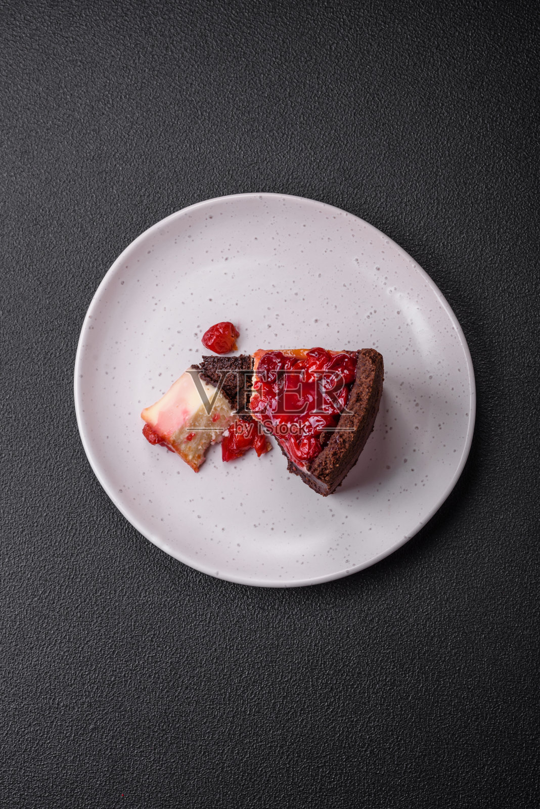 美味甜美的芝士蛋糕，配上马斯卡彭奶酪、樱桃莓和果酱照片摄影图片