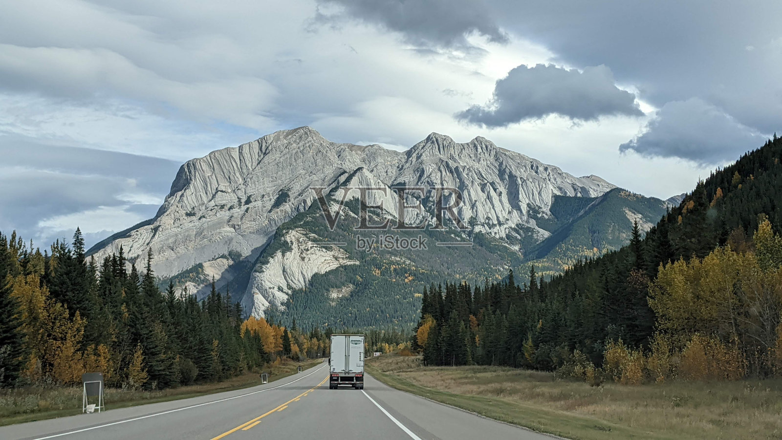 驾车穿过贾斯珀国家公园照片摄影图片