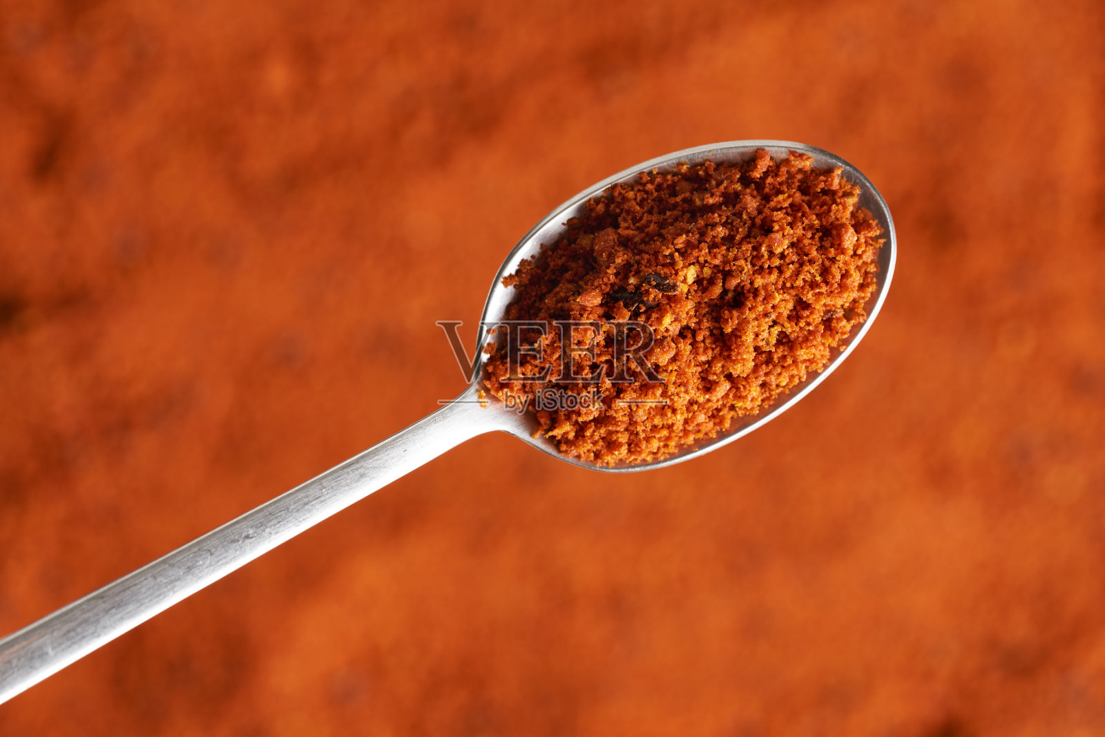 沙棘粉和种子放在金属勺子上照片摄影图片