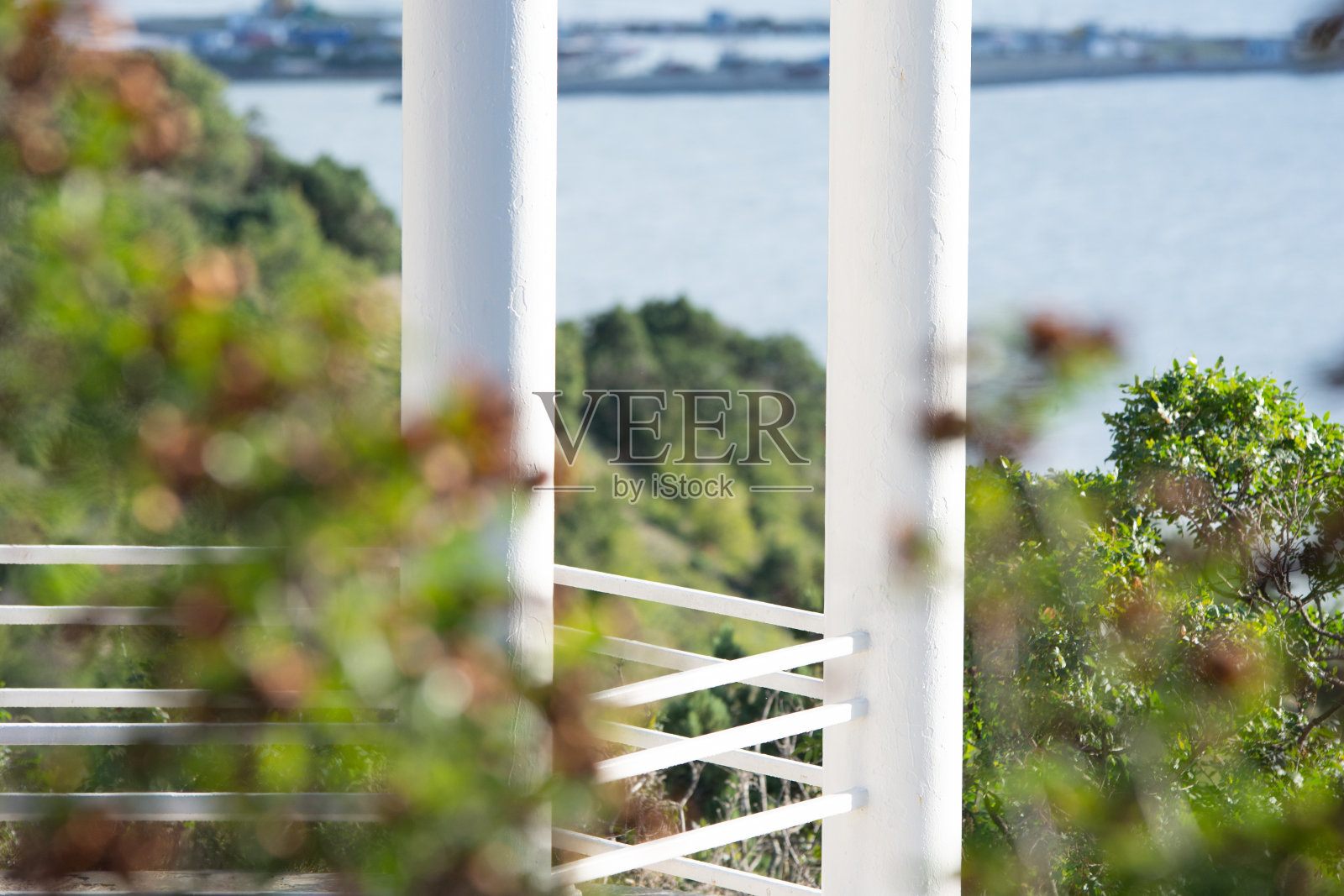 以森林和大海为背景的凉亭的白色柱子照片摄影图片