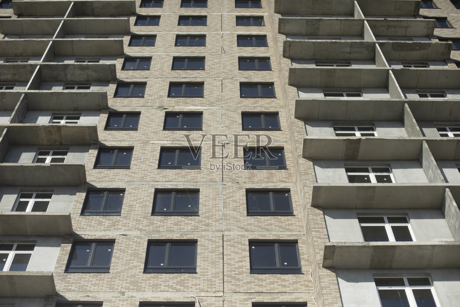 新楼的窗户。建筑房子。照片摄影图片