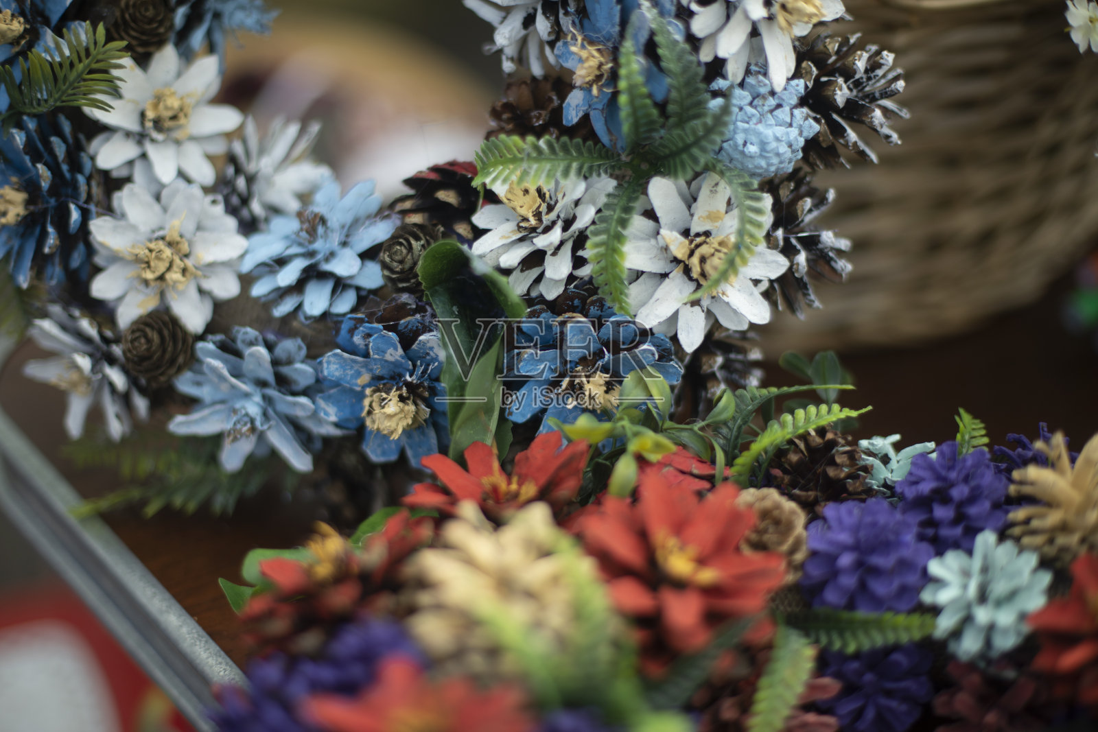 自然物体的美丽背景。云杉球果花环。照片摄影图片