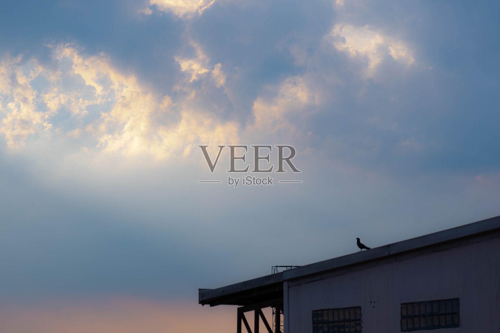 靛蓝天花板上乌云密布照片摄影图片